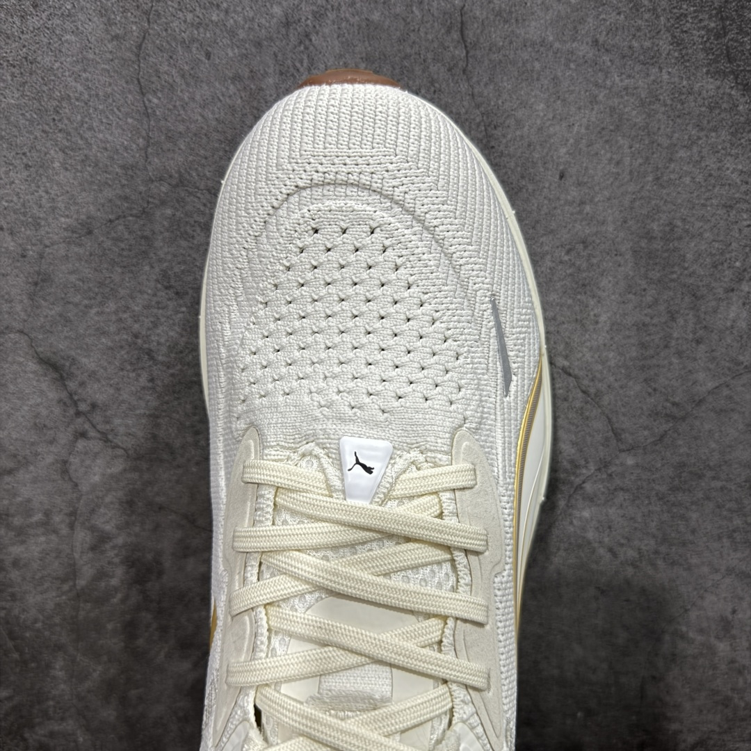 图片[5]-【纯原版】彪马彪破3 PUMA MAGNIFY NITRO 3代 PUMA跑鞋为跑步蓄 能，功能性和美观性兼备。搭载 PUMA NITRO 氮气中底，具备轻量与高缓冲回弹特性，打造柔软舒适脚感。以简约流畅的线条勾勒 PUMA 跑道，为鞋款增添一抹灵动气质。 鞋面 采用轻量化高弹织物鞋面，上脚透气舒适包覆，还确保了耐穿性和支撑性助力急速畅跑 中底 超临界NITRO氮气中底结合厚底轮廓舒适缓震，提供能力反馈，轻便柔软 跑步通勤皆可 鞋侧 PUMA 流线型跑道以明亮色彩呈现，勾勒活力运动美学 外底 采用 PUMAGRIP橡胶大底，止滑耐磨赋予跑者灵活自如的运动体验 货号 311047-08 尺码 36 37 37.5 38 38.5 39 40 40.5 41 42 42.5 43 44 44.5 45-选品中心