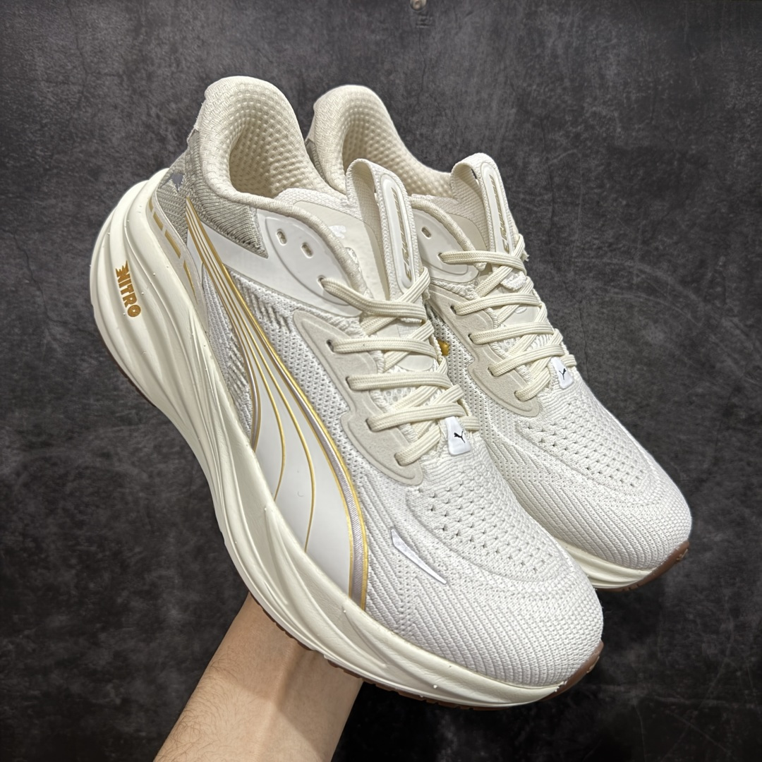 【纯原版】彪马彪破3 PUMA MAGNIFY NITRO 3代 PUMA跑鞋为跑步蓄 能，功能性和美观性兼备。搭载 PUMA NITRO 氮气中底，具备轻量与高缓冲回弹特性，打造柔软舒适脚感。以简约流畅的线条勾勒 PUMA 跑道，为鞋款增添一抹灵动气质。 鞋面 采用轻量化高弹织物鞋面，上脚透气舒适包覆，还确保了耐穿性和支撑性助力急速畅跑 中底 超临界NITRO氮气中底结合厚底轮廓舒适缓震，提供能力反馈，轻便柔软 跑步通勤皆可 鞋侧 PUMA 流线型跑道以明亮色彩呈现，勾勒活力运动美学 外底 采用 PUMAGRIP橡胶大底，止滑耐磨赋予跑者灵活自如的运动体验 货号 311047-08 尺码 36 37 37.5 38 38.5 39 40 40.5 41 42 42.5 43 44 44.5 45-选品中心