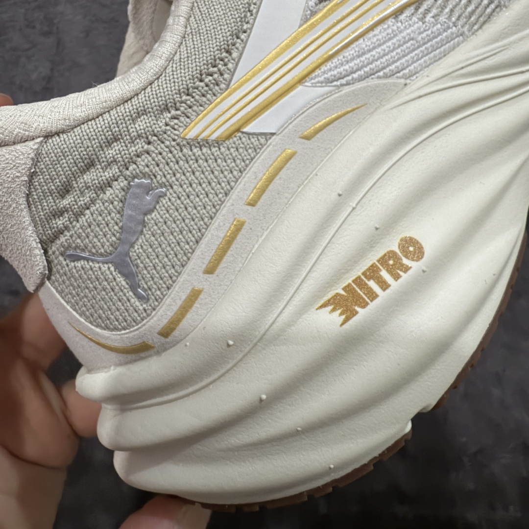 图片[3]-【纯原版】彪马彪破3 PUMA MAGNIFY NITRO 3代 PUMA跑鞋为跑步蓄 能，功能性和美观性兼备。搭载 PUMA NITRO 氮气中底，具备轻量与高缓冲回弹特性，打造柔软舒适脚感。以简约流畅的线条勾勒 PUMA 跑道，为鞋款增添一抹灵动气质。 鞋面 采用轻量化高弹织物鞋面，上脚透气舒适包覆，还确保了耐穿性和支撑性助力急速畅跑 中底 超临界NITRO氮气中底结合厚底轮廓舒适缓震，提供能力反馈，轻便柔软 跑步通勤皆可 鞋侧 PUMA 流线型跑道以明亮色彩呈现，勾勒活力运动美学 外底 采用 PUMAGRIP橡胶大底，止滑耐磨赋予跑者灵活自如的运动体验 货号 311047-08 尺码 36 37 37.5 38 38.5 39 40 40.5 41 42 42.5 43 44 44.5 45-选品中心