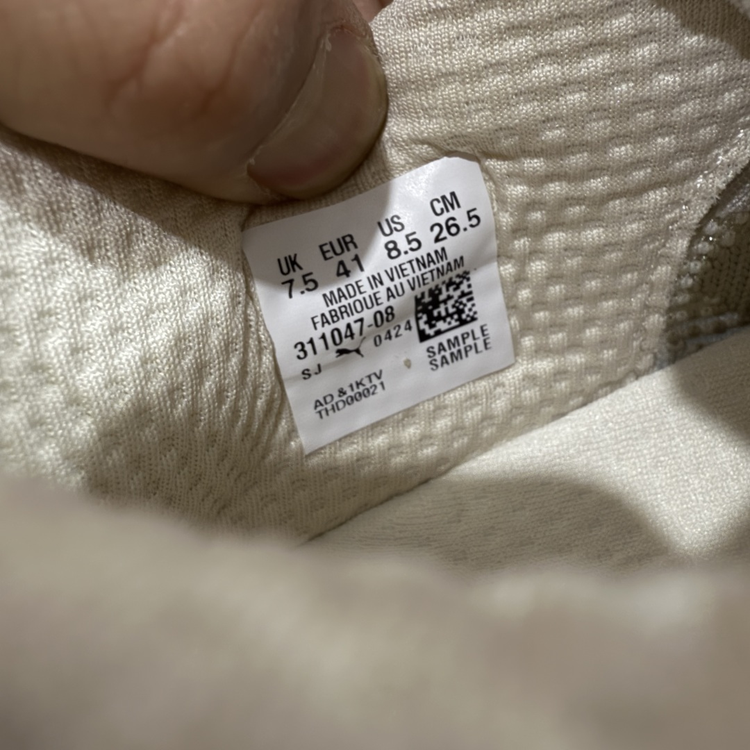 图片[8]-【纯原版】彪马彪破3 PUMA MAGNIFY NITRO 3代 PUMA跑鞋为跑步蓄 能，功能性和美观性兼备。搭载 PUMA NITRO 氮气中底，具备轻量与高缓冲回弹特性，打造柔软舒适脚感。以简约流畅的线条勾勒 PUMA 跑道，为鞋款增添一抹灵动气质。 鞋面 采用轻量化高弹织物鞋面，上脚透气舒适包覆，还确保了耐穿性和支撑性助力急速畅跑 中底 超临界NITRO氮气中底结合厚底轮廓舒适缓震，提供能力反馈，轻便柔软 跑步通勤皆可 鞋侧 PUMA 流线型跑道以明亮色彩呈现，勾勒活力运动美学 外底 采用 PUMAGRIP橡胶大底，止滑耐磨赋予跑者灵活自如的运动体验 货号 311047-08 尺码 36 37 37.5 38 38.5 39 40 40.5 41 42 42.5 43 44 44.5 45-选品中心