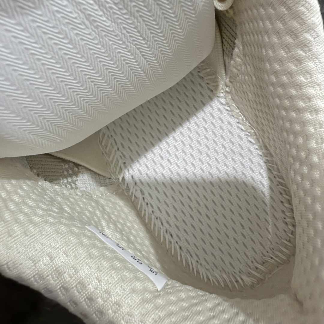 图片[9]-【纯原版】彪马彪破3 PUMA MAGNIFY NITRO 3代 PUMA跑鞋为跑步蓄 能，功能性和美观性兼备。搭载 PUMA NITRO 氮气中底，具备轻量与高缓冲回弹特性，打造柔软舒适脚感。以简约流畅的线条勾勒 PUMA 跑道，为鞋款增添一抹灵动气质。 鞋面 采用轻量化高弹织物鞋面，上脚透气舒适包覆，还确保了耐穿性和支撑性助力急速畅跑 中底 超临界NITRO氮气中底结合厚底轮廓舒适缓震，提供能力反馈，轻便柔软 跑步通勤皆可 鞋侧 PUMA 流线型跑道以明亮色彩呈现，勾勒活力运动美学 外底 采用 PUMAGRIP橡胶大底，止滑耐磨赋予跑者灵活自如的运动体验 货号 311047-08 尺码 36 37 37.5 38 38.5 39 40 40.5 41 42 42.5 43 44 44.5 45-选品中心