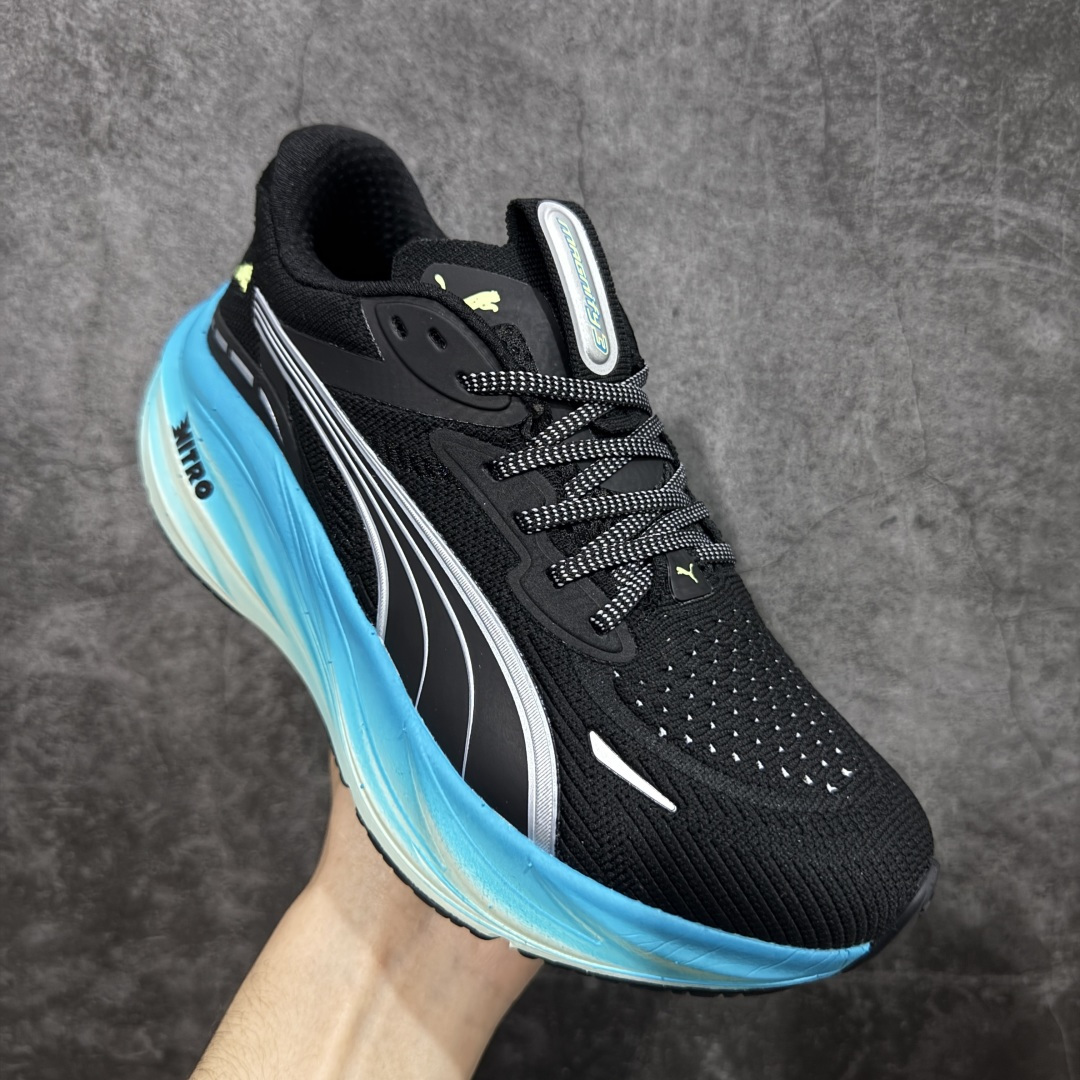 图片[3]-【纯原版】彪马彪破3 PUMA MAGNIFY NITRO 3代 PUMA跑鞋为跑步蓄 能，功能性和美观性兼备。搭载 PUMA NITRO 氮气中底，具备轻量与高缓冲回弹特性，打造柔软舒适脚感。以简约流畅的线条勾勒 PUMA 跑道，为鞋款增添一抹灵动气质。 鞋面 采用轻量化高弹织物鞋面，上脚透气舒适包覆，还确保了耐穿性和支撑性助力急速畅跑 中底 超临界NITRO氮气中底结合厚底轮廓舒适缓震，提供能力反馈，轻便柔软 跑步通勤皆可 鞋侧 PUMA 流线型跑道以明亮色彩呈现，勾勒活力运动美学 外底 采用 PUMAGRIP橡胶大底，止滑耐磨赋予跑者灵活自如的运动体验 货号 311046-05 尺码 36 37 37.5 38 38.5 39 40 40.5 41 42 42.5 43 44 44.5 45-选品中心