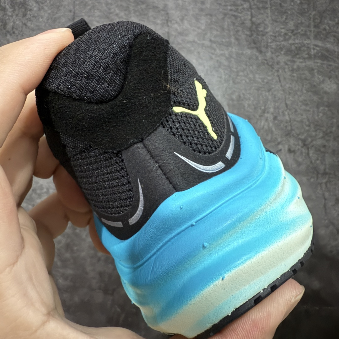 图片[2]-【纯原版】彪马彪破3 PUMA MAGNIFY NITRO 3代 PUMA跑鞋为跑步蓄 能，功能性和美观性兼备。搭载 PUMA NITRO 氮气中底，具备轻量与高缓冲回弹特性，打造柔软舒适脚感。以简约流畅的线条勾勒 PUMA 跑道，为鞋款增添一抹灵动气质。 鞋面 采用轻量化高弹织物鞋面，上脚透气舒适包覆，还确保了耐穿性和支撑性助力急速畅跑 中底 超临界NITRO氮气中底结合厚底轮廓舒适缓震，提供能力反馈，轻便柔软 跑步通勤皆可 鞋侧 PUMA 流线型跑道以明亮色彩呈现，勾勒活力运动美学 外底 采用 PUMAGRIP橡胶大底，止滑耐磨赋予跑者灵活自如的运动体验 货号 311046-05 尺码 36 37 37.5 38 38.5 39 40 40.5 41 42 42.5 43 44 44.5 45-选品中心