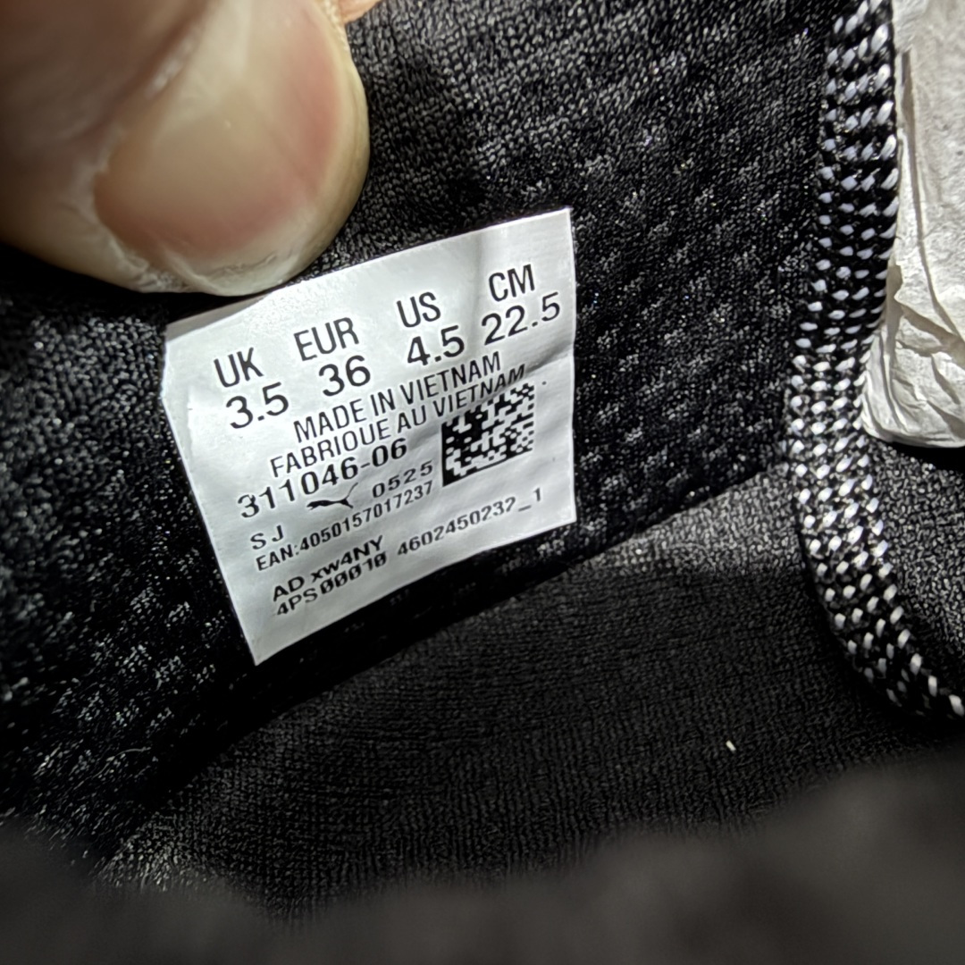 图片[8]-【纯原版】彪马彪破3 PUMA MAGNIFY NITRO 3代 PUMA跑鞋为跑步蓄 能，功能性和美观性兼备。搭载 PUMA NITRO 氮气中底，具备轻量与高缓冲回弹特性，打造柔软舒适脚感。以简约流畅的线条勾勒 PUMA 跑道，为鞋款增添一抹灵动气质。 鞋面 采用轻量化高弹织物鞋面，上脚透气舒适包覆，还确保了耐穿性和支撑性助力急速畅跑 中底 超临界NITRO氮气中底结合厚底轮廓舒适缓震，提供能力反馈，轻便柔软 跑步通勤皆可 鞋侧 PUMA 流线型跑道以明亮色彩呈现，勾勒活力运动美学 外底 采用 PUMAGRIP橡胶大底，止滑耐磨赋予跑者灵活自如的运动体验 货号 311046-05 尺码 36 37 37.5 38 38.5 39 40 40.5 41 42 42.5 43 44 44.5 45-选品中心