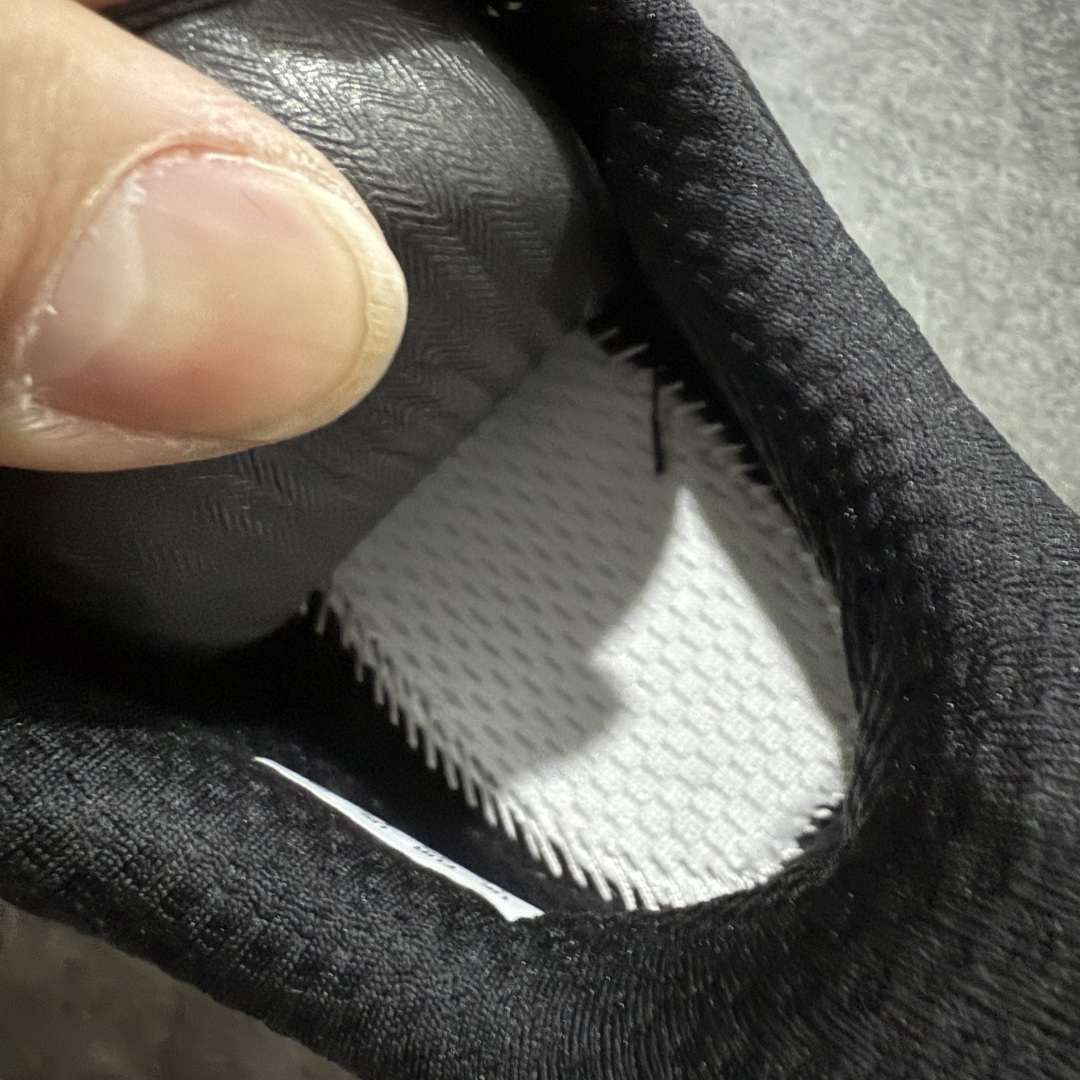 图片[9]-【纯原版】彪马彪破3 PUMA MAGNIFY NITRO 3代 PUMA跑鞋为跑步蓄 能，功能性和美观性兼备。搭载 PUMA NITRO 氮气中底，具备轻量与高缓冲回弹特性，打造柔软舒适脚感。以简约流畅的线条勾勒 PUMA 跑道，为鞋款增添一抹灵动气质。 鞋面 采用轻量化高弹织物鞋面，上脚透气舒适包覆，还确保了耐穿性和支撑性助力急速畅跑 中底 超临界NITRO氮气中底结合厚底轮廓舒适缓震，提供能力反馈，轻便柔软 跑步通勤皆可 鞋侧 PUMA 流线型跑道以明亮色彩呈现，勾勒活力运动美学 外底 采用 PUMAGRIP橡胶大底，止滑耐磨赋予跑者灵活自如的运动体验 货号 311046-05 尺码 36 37 37.5 38 38.5 39 40 40.5 41 42 42.5 43 44 44.5 45-选品中心