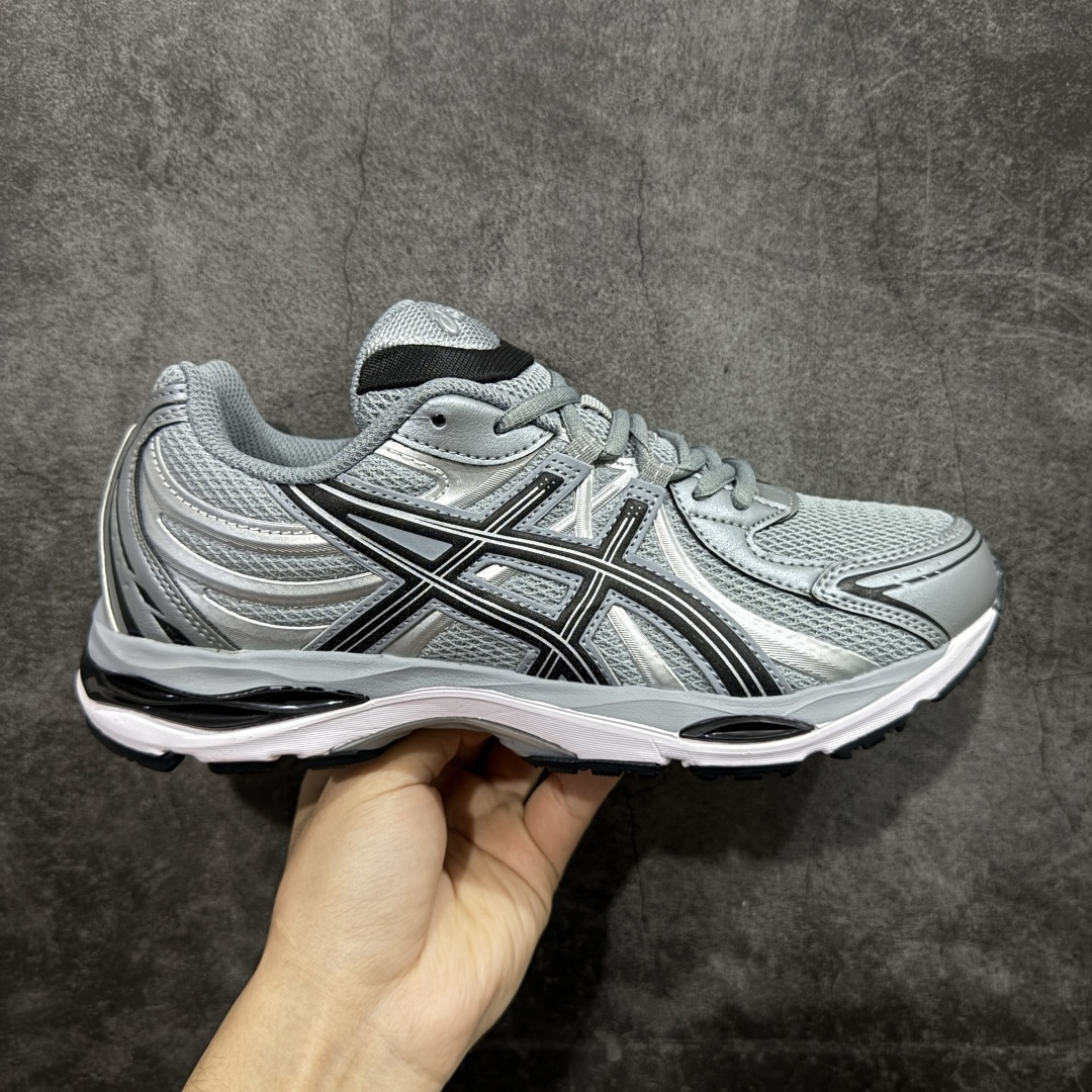 【公司级】Asics/亚瑟士 Gel Sekiran 防滑耐磨 缓震回弹 舒适轻便 支撑 跑鞋 ASICS的亚瑟士运动风尚系列又带来了新的惊喜，Gel Sekiran（凝胶赤炼）运动跑步鞋。这款鞋的设计灵感来自21世纪头十年和第二个十年发布的多款经典跑鞋，包括Gel Nimbus 13、Gel Cumulus 12和Gel Cumulus 17。经典鞋型的细节被巧妙地融入到这款鞋的覆面图案和网面构造中。而鞋底部分则采用了Gel Cumulus 17的鞋底系统，与复古风格的鞋面形成鲜明对比。中底采用FF BLAST™ PLUS ECO缓震材料，提供云感体验；TPU弹性体增强脚趾灵活性，橡胶发泡技术提升回弹性能。适用场景：大体重跑者或需要额外缓震支持的训练场景。 尺码： 36-45含半码 编码： AYB250260-选品中心