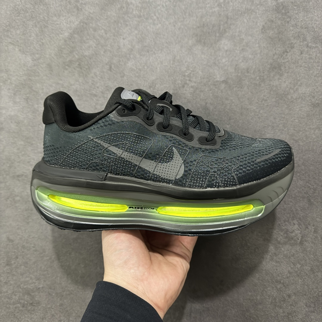 【巅峰版】NIKE VOMERO PREMIUM 全掌气垫缓震网面运动跑鞋 纯原生产线出品 市场目前最优品质 完美还原zp脚感 正确前后分离式两片纤维柱气垫 上下包裹超软弹泡棉 正确组合大底 区别市场通货 版型完美 鞋面材料同步原版1：1 全部原版开发校对 欢迎对比💪🏻 Nike 运用 Air技术专利，推出 Nike Pegasus Premium，沿用经典 Pegasus 系列产品深受跑者喜爱的缓震功能，并配置 Nike 首款可见式塑形 Air Zoom 气垫。 全掌可见的AirZoom首次在Pegasus系列中出现，模仿了Vaporfly的碳板曲线，增强了跑步时的流畅过渡。 货号：HQ2050-001 尺码：36-46（半） 编码：JJB310320-选品中心