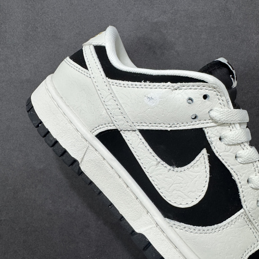图片[6]-【定制版】Nike Dunk SB Low \”Embossed Baroque Pack\” 耐克 SB 低帮 CNY新年款 白黑浮雕 舒适百搭防滑耐磨低邦休闲板鞋 Nike将要推出Nike Dunk Low\”浮雕巴洛克\”系列鞋款，对耐克旗下最具辨识度的鞋型之一进行了创新演绎 ——将常规的平滑镶板替换为带有浮雕纹理的手工质感设计；鞋款整体以黑色打造，搭配明亮的浅航色框架覆盖层，让浮雕纹理的视觉效果更加鲜明。鞋身两侧Swoosh Logoq采用浅航色浮雕纹理点缀，鞋舌绣标上Nike标识以黑色呈现，后鞋跟处Nike刺绣则以金色妆点，既增添了亮眼细节，又不过分张扬；最后以米白色中底搭配黑色橡胶外底完善整体设计收尾。 货号：IF3944-001（2026年春季发售） 尺码：36 36.5 37.5 38 38.5 39 40 40.5 41 42 42.5 43 44 44.5 45 编码：QFB250260-选品中心
