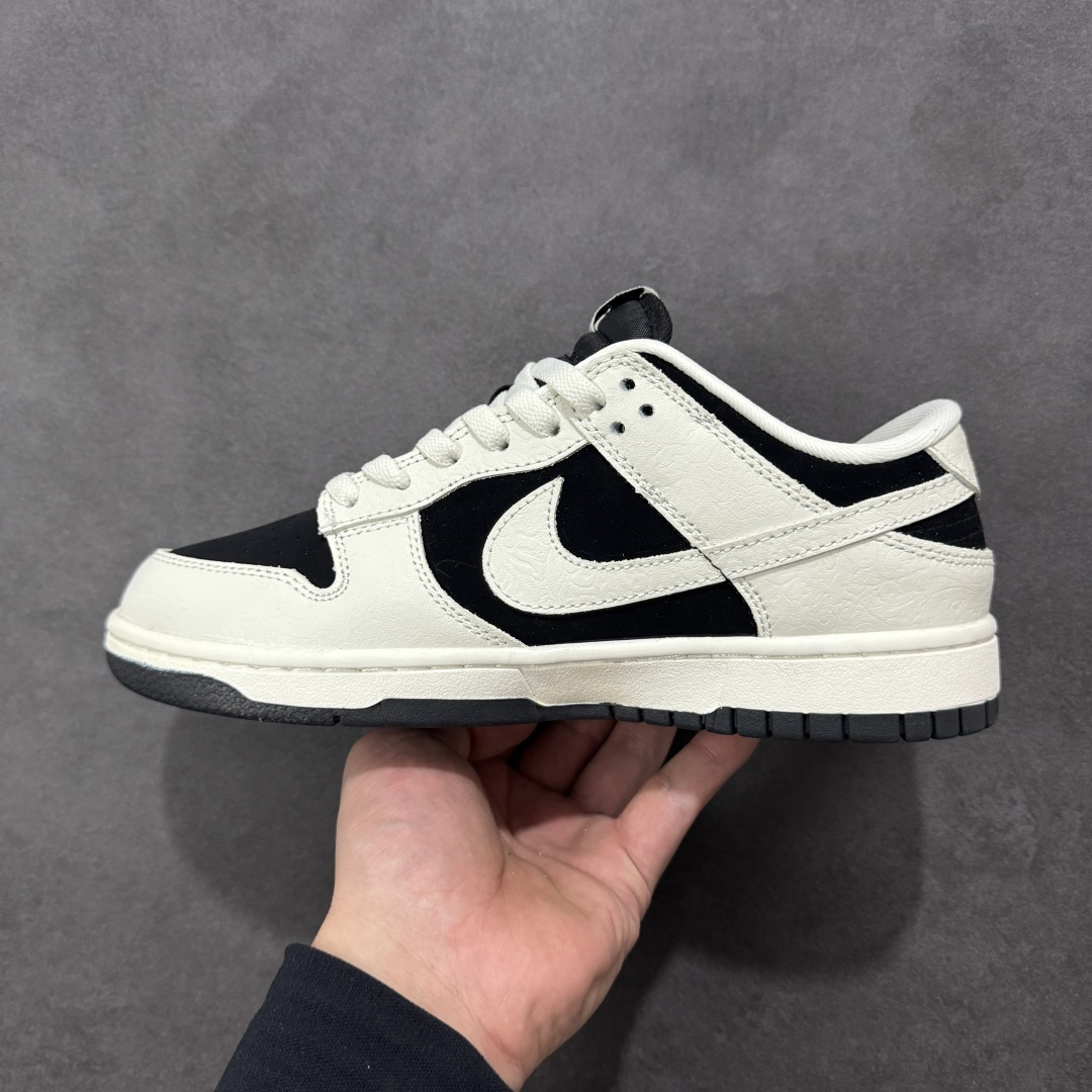 图片[2]-【定制版】Nike Dunk SB Low \”Embossed Baroque Pack\” 耐克 SB 低帮 CNY新年款 白黑浮雕 舒适百搭防滑耐磨低邦休闲板鞋 Nike将要推出Nike Dunk Low\”浮雕巴洛克\”系列鞋款，对耐克旗下最具辨识度的鞋型之一进行了创新演绎 ——将常规的平滑镶板替换为带有浮雕纹理的手工质感设计；鞋款整体以黑色打造，搭配明亮的浅航色框架覆盖层，让浮雕纹理的视觉效果更加鲜明。鞋身两侧Swoosh Logoq采用浅航色浮雕纹理点缀，鞋舌绣标上Nike标识以黑色呈现，后鞋跟处Nike刺绣则以金色妆点，既增添了亮眼细节，又不过分张扬；最后以米白色中底搭配黑色橡胶外底完善整体设计收尾。 货号：IF3944-001（2026年春季发售） 尺码：36 36.5 37.5 38 38.5 39 40 40.5 41 42 42.5 43 44 44.5 45 编码：QFB250260-选品中心