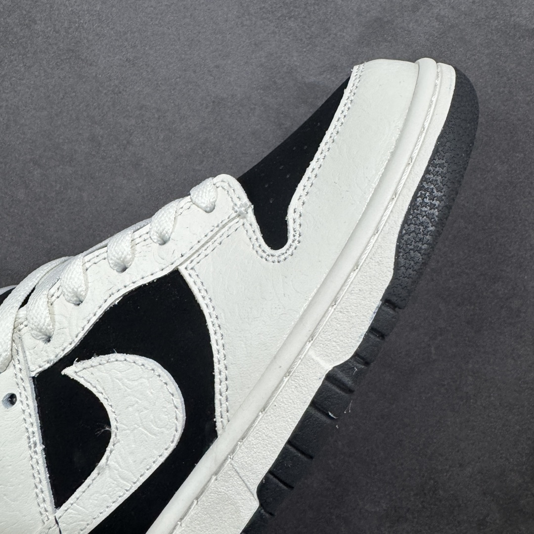 图片[5]-【定制版】Nike Dunk SB Low \”Embossed Baroque Pack\” 耐克 SB 低帮 CNY新年款 白黑浮雕 舒适百搭防滑耐磨低邦休闲板鞋 Nike将要推出Nike Dunk Low\”浮雕巴洛克\”系列鞋款，对耐克旗下最具辨识度的鞋型之一进行了创新演绎 ——将常规的平滑镶板替换为带有浮雕纹理的手工质感设计；鞋款整体以黑色打造，搭配明亮的浅航色框架覆盖层，让浮雕纹理的视觉效果更加鲜明。鞋身两侧Swoosh Logoq采用浅航色浮雕纹理点缀，鞋舌绣标上Nike标识以黑色呈现，后鞋跟处Nike刺绣则以金色妆点，既增添了亮眼细节，又不过分张扬；最后以米白色中底搭配黑色橡胶外底完善整体设计收尾。 货号：IF3944-001（2026年春季发售） 尺码：36 36.5 37.5 38 38.5 39 40 40.5 41 42 42.5 43 44 44.5 45 编码：QFB250260-选品中心