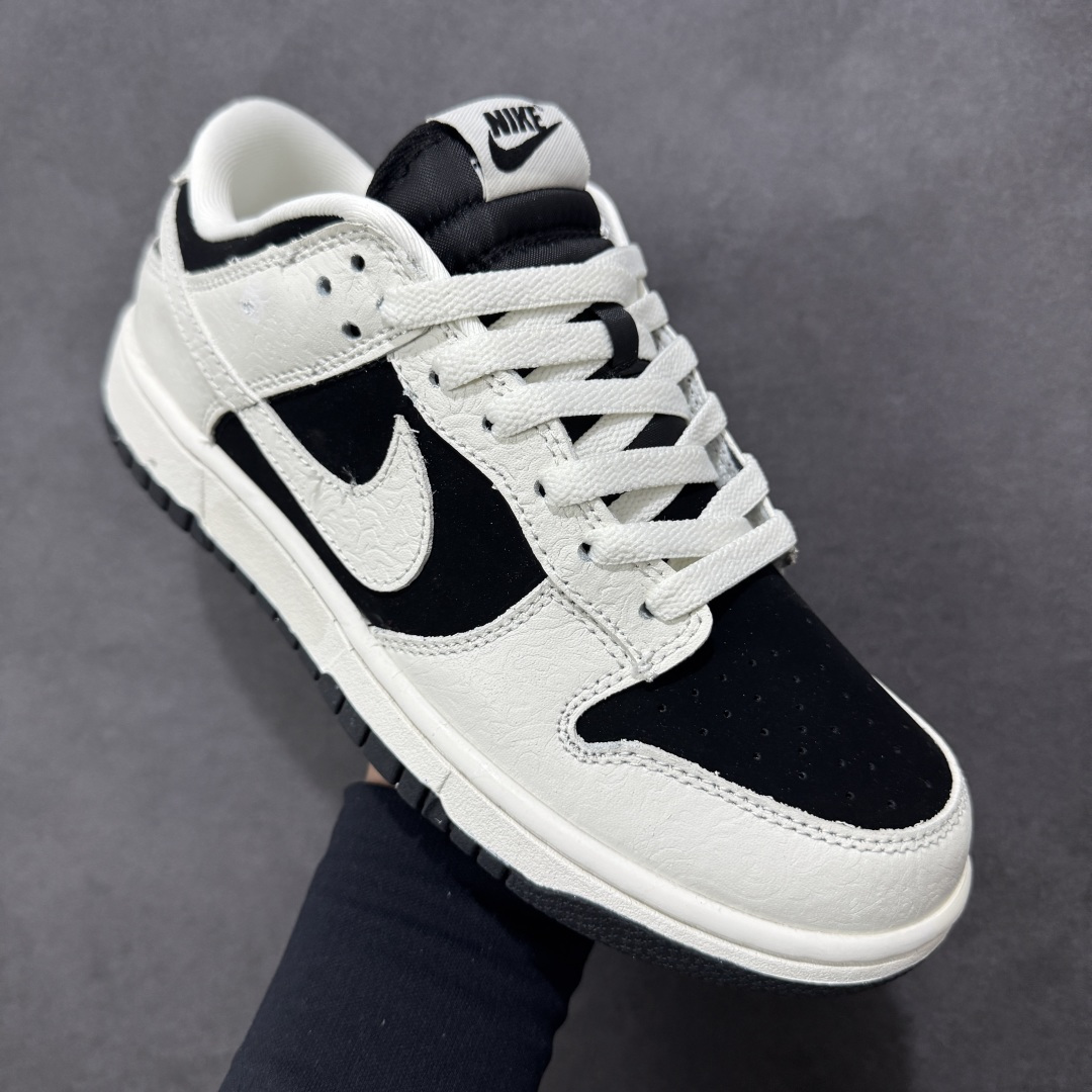 图片[3]-【定制版】Nike Dunk SB Low \”Embossed Baroque Pack\” 耐克 SB 低帮 CNY新年款 白黑浮雕 舒适百搭防滑耐磨低邦休闲板鞋 Nike将要推出Nike Dunk Low\”浮雕巴洛克\”系列鞋款，对耐克旗下最具辨识度的鞋型之一进行了创新演绎 ——将常规的平滑镶板替换为带有浮雕纹理的手工质感设计；鞋款整体以黑色打造，搭配明亮的浅航色框架覆盖层，让浮雕纹理的视觉效果更加鲜明。鞋身两侧Swoosh Logoq采用浅航色浮雕纹理点缀，鞋舌绣标上Nike标识以黑色呈现，后鞋跟处Nike刺绣则以金色妆点，既增添了亮眼细节，又不过分张扬；最后以米白色中底搭配黑色橡胶外底完善整体设计收尾。 货号：IF3944-001（2026年春季发售） 尺码：36 36.5 37.5 38 38.5 39 40 40.5 41 42 42.5 43 44 44.5 45 编码：QFB250260-选品中心