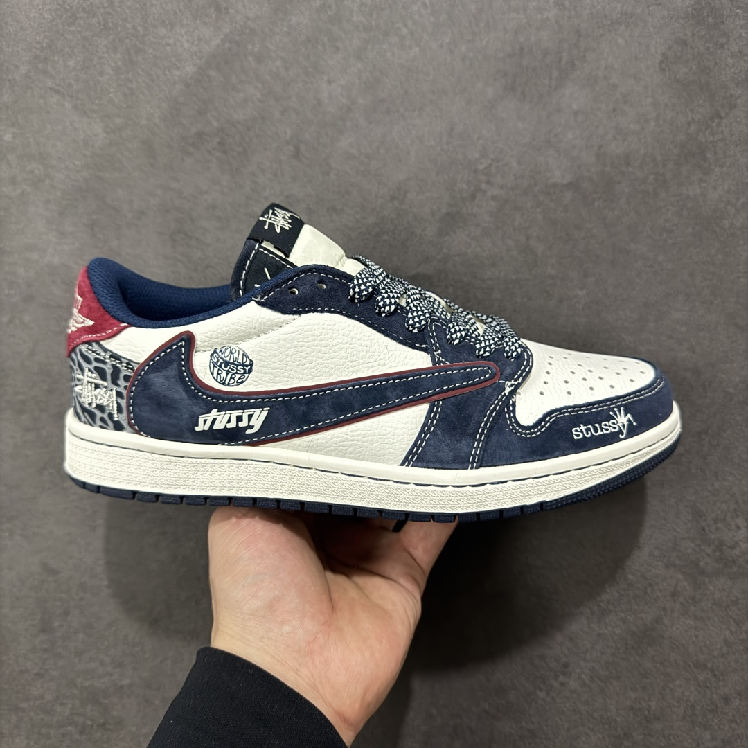 【定制版】Stussy x Travis Scott x Air Jordan 1 LSt 斯图西 x AJ1 低帮 蓝白红倒钩 AJ1 乔丹1代 aj1 乔1 低邦 蓝白红倒勾 乔丹篮球鞋系列 鞋款整体以白色皮革为底搭配蓝色框架覆盖层，标志性的反钩Swoosh Logo采用蓝色呈现，内侧则辅以蓝色Swoosh Logo点缀，鞋舌等多处TS标志性元素均得以保留；鞋舌绣标上以Stussy字样呈现，鞋头处Stussy字样白色妆点，后跟红色饰片上Jack厂牌标志以及Wings Logo均采用白色缝线打造，后跟印有Stussy字样，彰显联名身份；最后以白色中底搭配蓝色橡胶外底完善整体设计收尾。 货号：DZ5899-039 尺码：36 36.5 37.5 38 38.5 39 40 40.5 41 42 42.5 43 44 44.5 45 编码：HXSB330340-选品中心