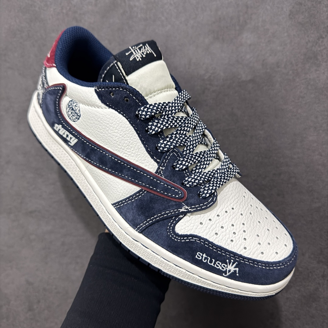 图片[3]-【定制版】Stussy x Travis Scott x Air Jordan 1 LSt 斯图西 x AJ1 低帮 蓝白红倒钩 AJ1 乔丹1代 aj1 乔1 低邦 蓝白红倒勾 乔丹篮球鞋系列 鞋款整体以白色皮革为底搭配蓝色框架覆盖层，标志性的反钩Swoosh Logo采用蓝色呈现，内侧则辅以蓝色Swoosh Logo点缀，鞋舌等多处TS标志性元素均得以保留；鞋舌绣标上以Stussy字样呈现，鞋头处Stussy字样白色妆点，后跟红色饰片上Jack厂牌标志以及Wings Logo均采用白色缝线打造，后跟印有Stussy字样，彰显联名身份；最后以白色中底搭配蓝色橡胶外底完善整体设计收尾。 货号：DZ5899-039 尺码：36 36.5 37.5 38 38.5 39 40 40.5 41 42 42.5 43 44 44.5 45 编码：HXSB330340-选品中心