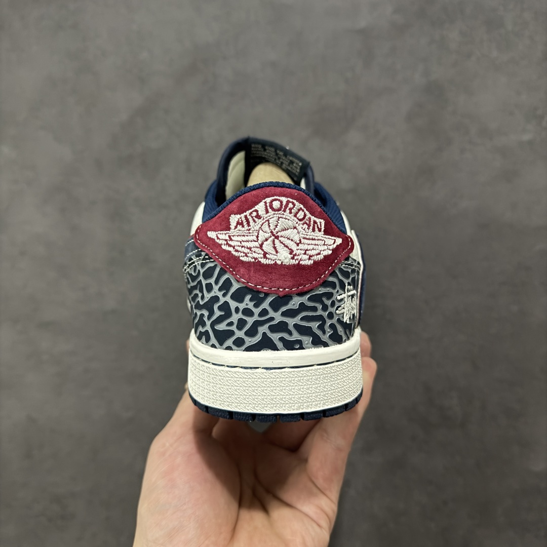 图片[4]-【定制版】Stussy x Travis Scott x Air Jordan 1 LSt 斯图西 x AJ1 低帮 蓝白红倒钩 AJ1 乔丹1代 aj1 乔1 低邦 蓝白红倒勾 乔丹篮球鞋系列 鞋款整体以白色皮革为底搭配蓝色框架覆盖层，标志性的反钩Swoosh Logo采用蓝色呈现，内侧则辅以蓝色Swoosh Logo点缀，鞋舌等多处TS标志性元素均得以保留；鞋舌绣标上以Stussy字样呈现，鞋头处Stussy字样白色妆点，后跟红色饰片上Jack厂牌标志以及Wings Logo均采用白色缝线打造，后跟印有Stussy字样，彰显联名身份；最后以白色中底搭配蓝色橡胶外底完善整体设计收尾。 货号：DZ5899-039 尺码：36 36.5 37.5 38 38.5 39 40 40.5 41 42 42.5 43 44 44.5 45 编码：HXSB330340-选品中心