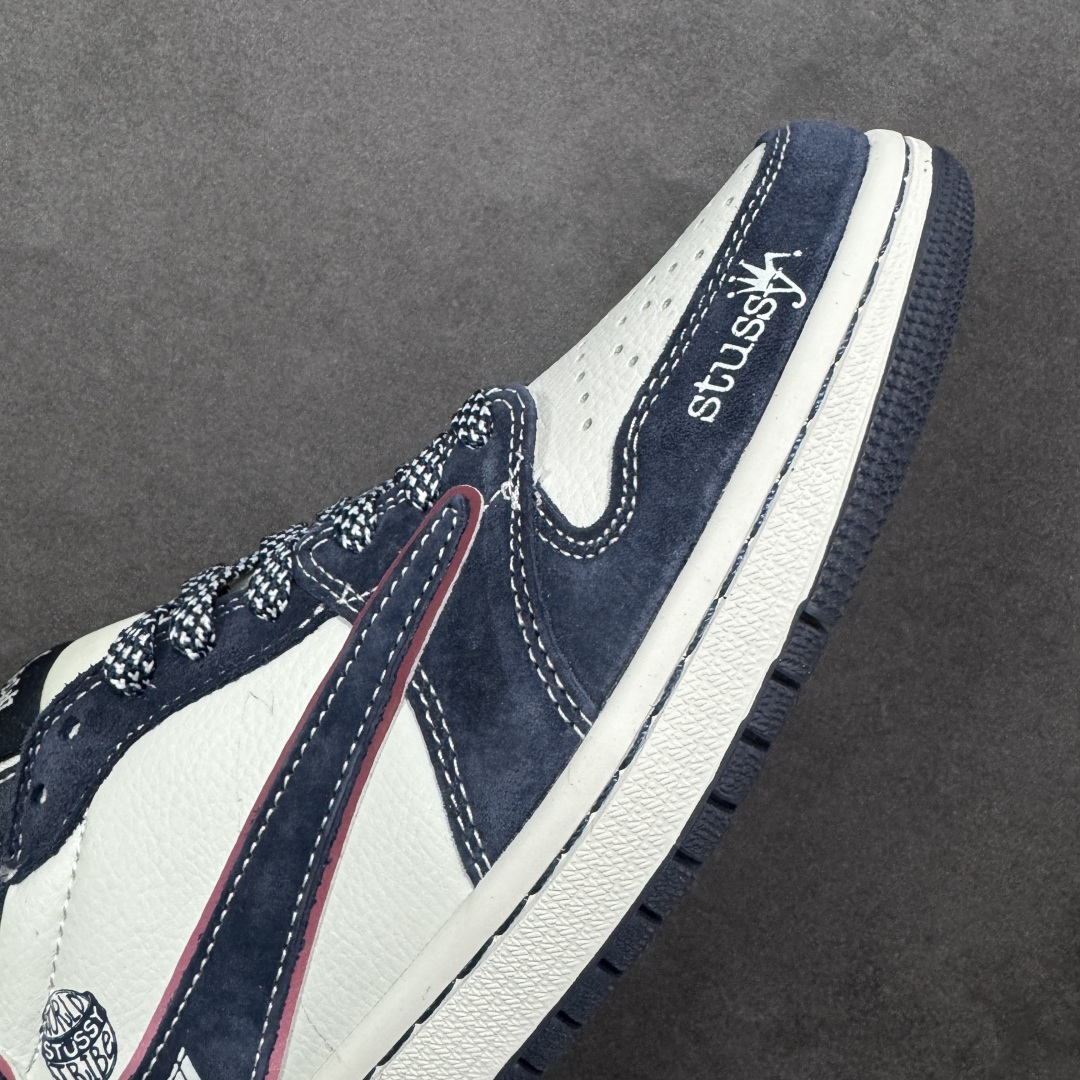 图片[5]-【定制版】Stussy x Travis Scott x Air Jordan 1 LSt 斯图西 x AJ1 低帮 蓝白红倒钩 AJ1 乔丹1代 aj1 乔1 低邦 蓝白红倒勾 乔丹篮球鞋系列 鞋款整体以白色皮革为底搭配蓝色框架覆盖层，标志性的反钩Swoosh Logo采用蓝色呈现，内侧则辅以蓝色Swoosh Logo点缀，鞋舌等多处TS标志性元素均得以保留；鞋舌绣标上以Stussy字样呈现，鞋头处Stussy字样白色妆点，后跟红色饰片上Jack厂牌标志以及Wings Logo均采用白色缝线打造，后跟印有Stussy字样，彰显联名身份；最后以白色中底搭配蓝色橡胶外底完善整体设计收尾。 货号：DZ5899-039 尺码：36 36.5 37.5 38 38.5 39 40 40.5 41 42 42.5 43 44 44.5 45 编码：HXSB330340-选品中心