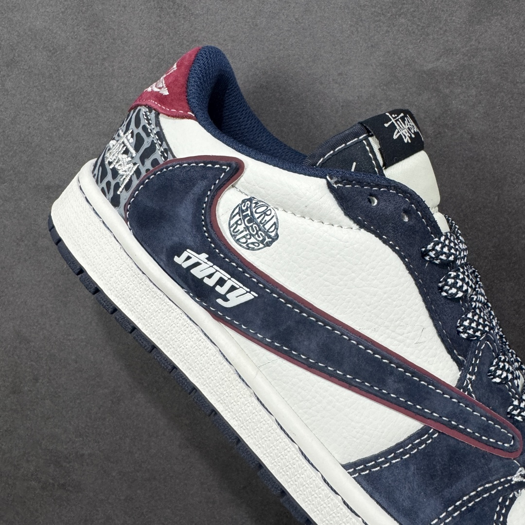 图片[6]-【定制版】Stussy x Travis Scott x Air Jordan 1 LSt 斯图西 x AJ1 低帮 蓝白红倒钩 AJ1 乔丹1代 aj1 乔1 低邦 蓝白红倒勾 乔丹篮球鞋系列 鞋款整体以白色皮革为底搭配蓝色框架覆盖层，标志性的反钩Swoosh Logo采用蓝色呈现，内侧则辅以蓝色Swoosh Logo点缀，鞋舌等多处TS标志性元素均得以保留；鞋舌绣标上以Stussy字样呈现，鞋头处Stussy字样白色妆点，后跟红色饰片上Jack厂牌标志以及Wings Logo均采用白色缝线打造，后跟印有Stussy字样，彰显联名身份；最后以白色中底搭配蓝色橡胶外底完善整体设计收尾。 货号：DZ5899-039 尺码：36 36.5 37.5 38 38.5 39 40 40.5 41 42 42.5 43 44 44.5 45 编码：HXSB330340-选品中心