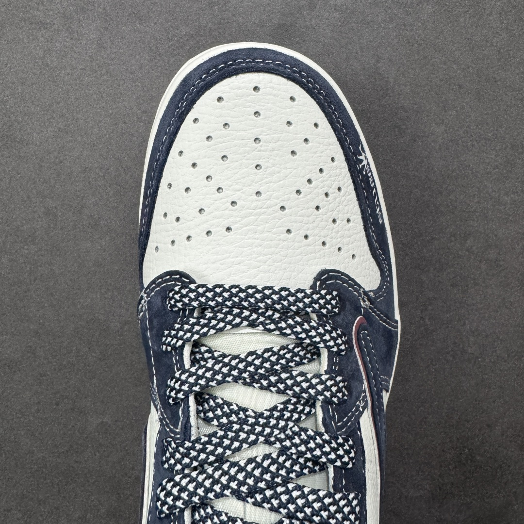 图片[8]-【定制版】Stussy x Travis Scott x Air Jordan 1 LSt 斯图西 x AJ1 低帮 蓝白红倒钩 AJ1 乔丹1代 aj1 乔1 低邦 蓝白红倒勾 乔丹篮球鞋系列 鞋款整体以白色皮革为底搭配蓝色框架覆盖层，标志性的反钩Swoosh Logo采用蓝色呈现，内侧则辅以蓝色Swoosh Logo点缀，鞋舌等多处TS标志性元素均得以保留；鞋舌绣标上以Stussy字样呈现，鞋头处Stussy字样白色妆点，后跟红色饰片上Jack厂牌标志以及Wings Logo均采用白色缝线打造，后跟印有Stussy字样，彰显联名身份；最后以白色中底搭配蓝色橡胶外底完善整体设计收尾。 货号：DZ5899-039 尺码：36 36.5 37.5 38 38.5 39 40 40.5 41 42 42.5 43 44 44.5 45 编码：HXSB330340-选品中心