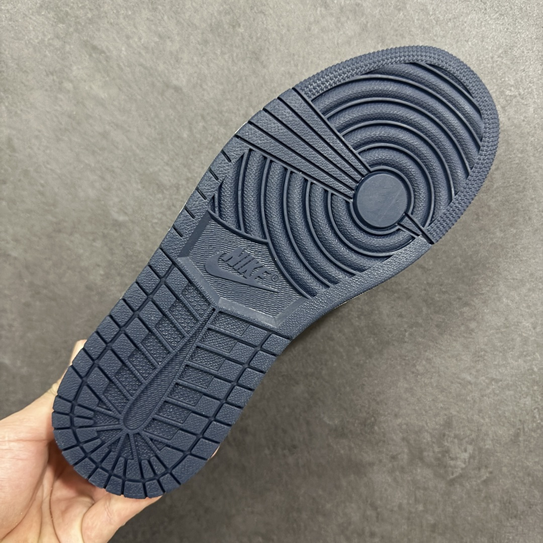 图片[9]-【定制版】Stussy x Travis Scott x Air Jordan 1 LSt 斯图西 x AJ1 低帮 蓝白红倒钩 AJ1 乔丹1代 aj1 乔1 低邦 蓝白红倒勾 乔丹篮球鞋系列 鞋款整体以白色皮革为底搭配蓝色框架覆盖层，标志性的反钩Swoosh Logo采用蓝色呈现，内侧则辅以蓝色Swoosh Logo点缀，鞋舌等多处TS标志性元素均得以保留；鞋舌绣标上以Stussy字样呈现，鞋头处Stussy字样白色妆点，后跟红色饰片上Jack厂牌标志以及Wings Logo均采用白色缝线打造，后跟印有Stussy字样，彰显联名身份；最后以白色中底搭配蓝色橡胶外底完善整体设计收尾。 货号：DZ5899-039 尺码：36 36.5 37.5 38 38.5 39 40 40.5 41 42 42.5 43 44 44.5 45 编码：HXSB330340-选品中心