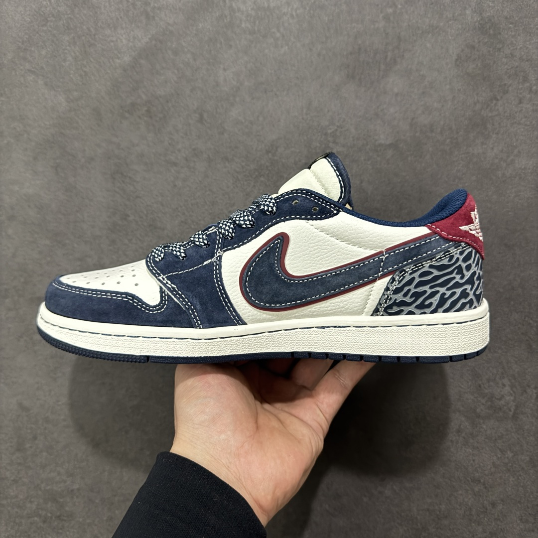 图片[2]-【定制版】Stussy x Travis Scott x Air Jordan 1 LSt 斯图西 x AJ1 低帮 蓝白红倒钩 AJ1 乔丹1代 aj1 乔1 低邦 蓝白红倒勾 乔丹篮球鞋系列 鞋款整体以白色皮革为底搭配蓝色框架覆盖层，标志性的反钩Swoosh Logo采用蓝色呈现，内侧则辅以蓝色Swoosh Logo点缀，鞋舌等多处TS标志性元素均得以保留；鞋舌绣标上以Stussy字样呈现，鞋头处Stussy字样白色妆点，后跟红色饰片上Jack厂牌标志以及Wings Logo均采用白色缝线打造，后跟印有Stussy字样，彰显联名身份；最后以白色中底搭配蓝色橡胶外底完善整体设计收尾。 货号：DZ5899-039 尺码：36 36.5 37.5 38 38.5 39 40 40.5 41 42 42.5 43 44 44.5 45 编码：HXSB330340-选品中心