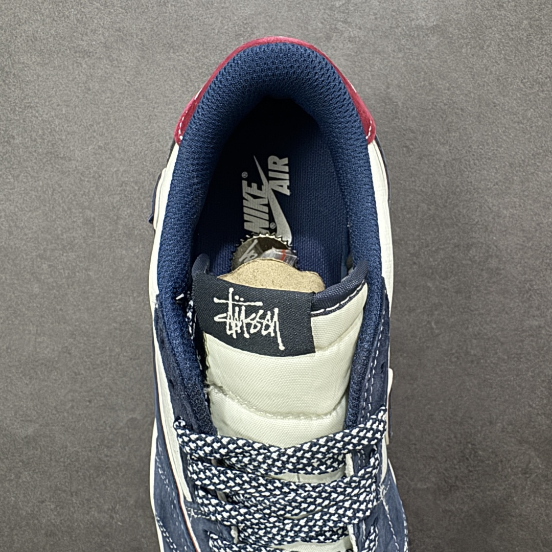 图片[7]-【定制版】Stussy x Travis Scott x Air Jordan 1 LSt 斯图西 x AJ1 低帮 蓝白红倒钩 AJ1 乔丹1代 aj1 乔1 低邦 蓝白红倒勾 乔丹篮球鞋系列 鞋款整体以白色皮革为底搭配蓝色框架覆盖层，标志性的反钩Swoosh Logo采用蓝色呈现，内侧则辅以蓝色Swoosh Logo点缀，鞋舌等多处TS标志性元素均得以保留；鞋舌绣标上以Stussy字样呈现，鞋头处Stussy字样白色妆点，后跟红色饰片上Jack厂牌标志以及Wings Logo均采用白色缝线打造，后跟印有Stussy字样，彰显联名身份；最后以白色中底搭配蓝色橡胶外底完善整体设计收尾。 货号：DZ5899-039 尺码：36 36.5 37.5 38 38.5 39 40 40.5 41 42 42.5 43 44 44.5 45 编码：HXSB330340-选品中心