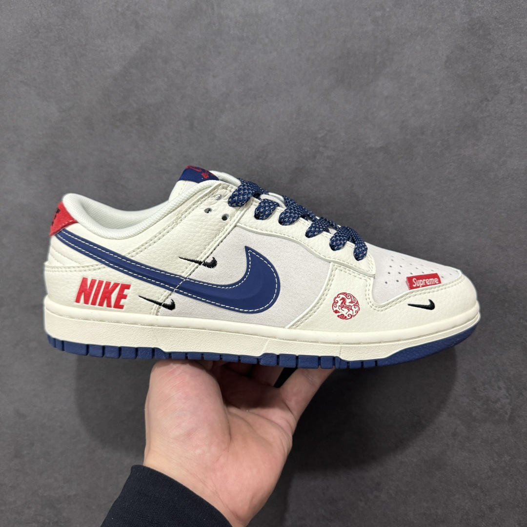 【定制版】Nike SB Dunk Low“ Supreme联名—马年限定” 周年高端定制 低帮休闲板鞋 定制鞋盒 大厂纯原品质出货 超高清洁度 皮料切割干净无任何毛边 细节完美 货号：FC7688-204 尺码：36 36.5 37.5 38 38.5 39 40 40.5 41 42 42.5 43 44 44.5 45 编码：HXSB330340-选品中心