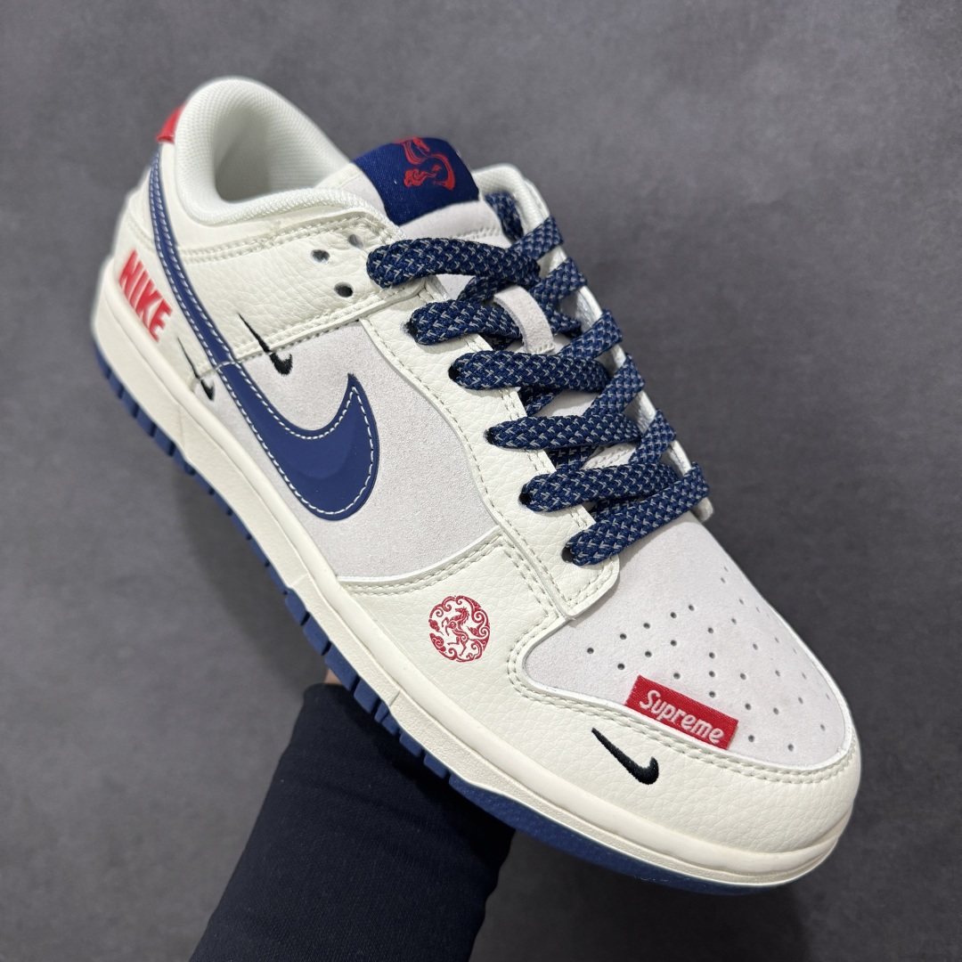 图片[3]-【定制版】Nike SB Dunk Low“ Supreme联名—马年限定” 周年高端定制 低帮休闲板鞋 定制鞋盒 大厂纯原品质出货 超高清洁度 皮料切割干净无任何毛边 细节完美 货号：FC7688-204 尺码：36 36.5 37.5 38 38.5 39 40 40.5 41 42 42.5 43 44 44.5 45 编码：HXSB330340-选品中心