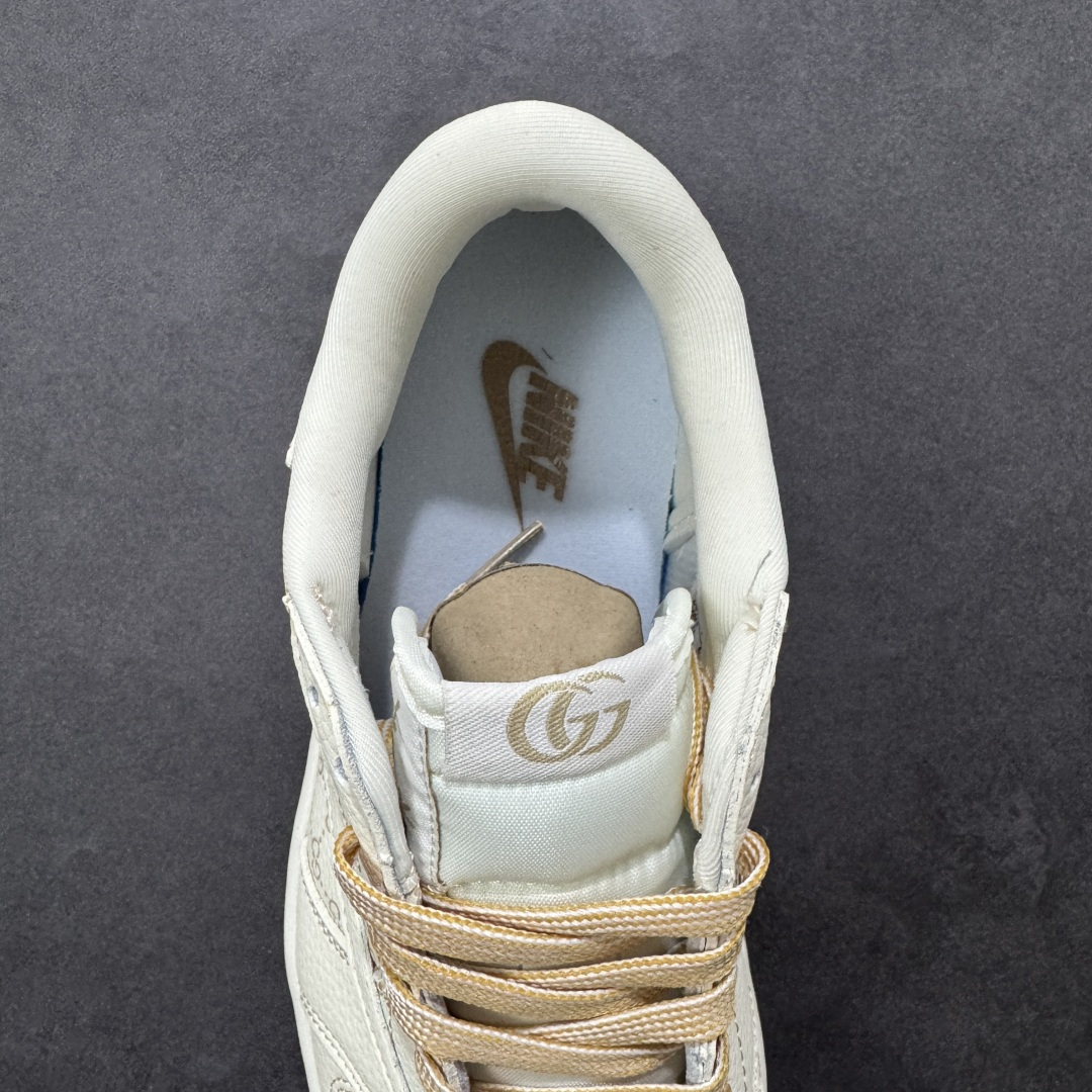 图片[7]-【定制版】Gucci x Travis Scott x Air Jordan 1 Low 古驰古奇 x AJ1 低帮 奶白色倒钩 AJ1 乔丹1代 aj1 乔1 低邦 米白色倒勾联名 乔丹篮球鞋系列 鞋身整体以米白色为底搭配米白色皮革框架覆盖层，标志性的反钩Swoosh Logo采用米白色呈现，内侧则辅以米白色Swoosh Logo点缀，鞋舌等多处TS标志性元素均得以保留；鞋舌上以GG字样呈现，后跟的Jack厂牌标志以及Wings Logoj均采用米白色缝线打造，后跟印有GG字样，彰显联名身份；最后以米白色中底搭配生胶色橡胶外底完善整体设计收尾。 货号：LD2028-066 尺码：36 36.5 37.5 38 38.5 39 40 40.5 41 42 42.5 43 44 44.5 45 编码：HXSB330340-选品中心
