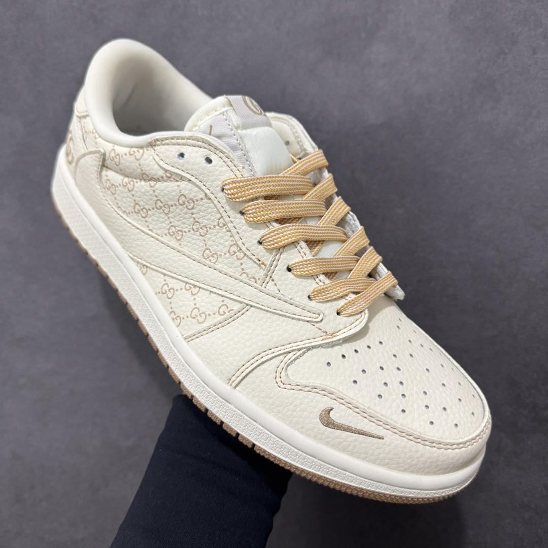 图片[3]-【定制版】Gucci x Travis Scott x Air Jordan 1 Low 古驰古奇 x AJ1 低帮 奶白色倒钩 AJ1 乔丹1代 aj1 乔1 低邦 米白色倒勾联名 乔丹篮球鞋系列 鞋身整体以米白色为底搭配米白色皮革框架覆盖层，标志性的反钩Swoosh Logo采用米白色呈现，内侧则辅以米白色Swoosh Logo点缀，鞋舌等多处TS标志性元素均得以保留；鞋舌上以GG字样呈现，后跟的Jack厂牌标志以及Wings Logoj均采用米白色缝线打造，后跟印有GG字样，彰显联名身份；最后以米白色中底搭配生胶色橡胶外底完善整体设计收尾。 货号：LD2028-066 尺码：36 36.5 37.5 38 38.5 39 40 40.5 41 42 42.5 43 44 44.5 45 编码：HXSB330340-选品中心