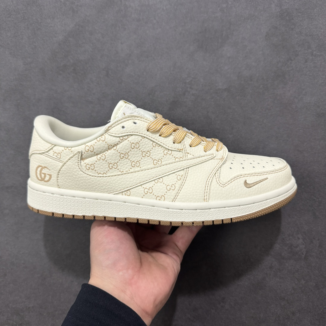 【定制版】Gucci x Travis Scott x Air Jordan 1 Low 古驰古奇 x AJ1 低帮 奶白色倒钩 AJ1 乔丹1代 aj1 乔1 低邦 米白色倒勾联名 乔丹篮球鞋系列 鞋身整体以米白色为底搭配米白色皮革框架覆盖层，标志性的反钩Swoosh Logo采用米白色呈现，内侧则辅以米白色Swoosh Logo点缀，鞋舌等多处TS标志性元素均得以保留；鞋舌上以GG字样呈现，后跟的Jack厂牌标志以及Wings Logoj均采用米白色缝线打造，后跟印有GG字样，彰显联名身份；最后以米白色中底搭配生胶色橡胶外底完善整体设计收尾。 货号：LD2028-066 尺码：36 36.5 37.5 38 38.5 39 40 40.5 41 42 42.5 43 44 44.5 45 编码：HXSB330340-选品中心