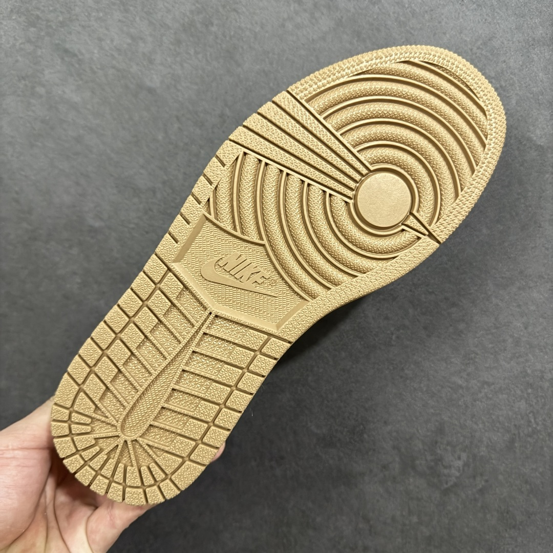 图片[9]-【定制版】Gucci x Travis Scott x Air Jordan 1 Low 古驰古奇 x AJ1 低帮 奶白色倒钩 AJ1 乔丹1代 aj1 乔1 低邦 米白色倒勾联名 乔丹篮球鞋系列 鞋身整体以米白色为底搭配米白色皮革框架覆盖层，标志性的反钩Swoosh Logo采用米白色呈现，内侧则辅以米白色Swoosh Logo点缀，鞋舌等多处TS标志性元素均得以保留；鞋舌上以GG字样呈现，后跟的Jack厂牌标志以及Wings Logoj均采用米白色缝线打造，后跟印有GG字样，彰显联名身份；最后以米白色中底搭配生胶色橡胶外底完善整体设计收尾。 货号：LD2028-066 尺码：36 36.5 37.5 38 38.5 39 40 40.5 41 42 42.5 43 44 44.5 45 编码：HXSB330340-选品中心