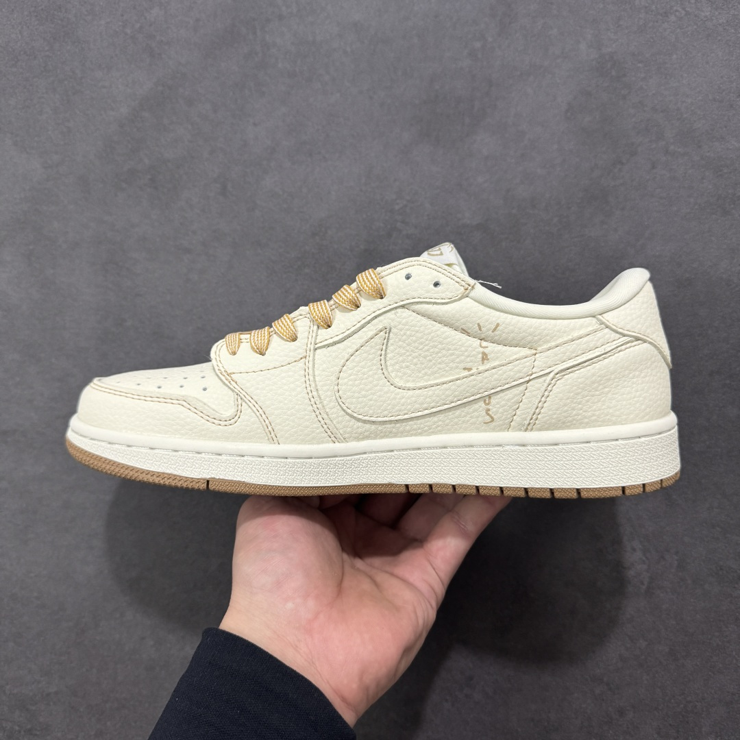 图片[2]-【定制版】Gucci x Travis Scott x Air Jordan 1 Low 古驰古奇 x AJ1 低帮 奶白色倒钩 AJ1 乔丹1代 aj1 乔1 低邦 米白色倒勾联名 乔丹篮球鞋系列 鞋身整体以米白色为底搭配米白色皮革框架覆盖层，标志性的反钩Swoosh Logo采用米白色呈现，内侧则辅以米白色Swoosh Logo点缀，鞋舌等多处TS标志性元素均得以保留；鞋舌上以GG字样呈现，后跟的Jack厂牌标志以及Wings Logoj均采用米白色缝线打造，后跟印有GG字样，彰显联名身份；最后以米白色中底搭配生胶色橡胶外底完善整体设计收尾。 货号：LD2028-066 尺码：36 36.5 37.5 38 38.5 39 40 40.5 41 42 42.5 43 44 44.5 45 编码：HXSB330340-选品中心