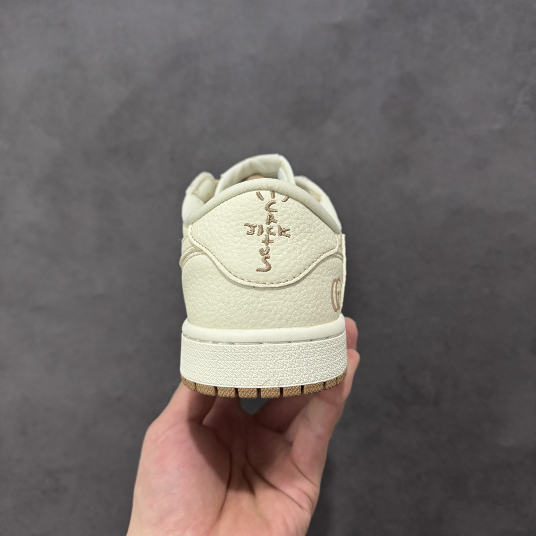 图片[4]-【定制版】Gucci x Travis Scott x Air Jordan 1 Low 古驰古奇 x AJ1 低帮 奶白色倒钩 AJ1 乔丹1代 aj1 乔1 低邦 米白色倒勾联名 乔丹篮球鞋系列 鞋身整体以米白色为底搭配米白色皮革框架覆盖层，标志性的反钩Swoosh Logo采用米白色呈现，内侧则辅以米白色Swoosh Logo点缀，鞋舌等多处TS标志性元素均得以保留；鞋舌上以GG字样呈现，后跟的Jack厂牌标志以及Wings Logoj均采用米白色缝线打造，后跟印有GG字样，彰显联名身份；最后以米白色中底搭配生胶色橡胶外底完善整体设计收尾。 货号：LD2028-066 尺码：36 36.5 37.5 38 38.5 39 40 40.5 41 42 42.5 43 44 44.5 45 编码：HXSB330340-选品中心