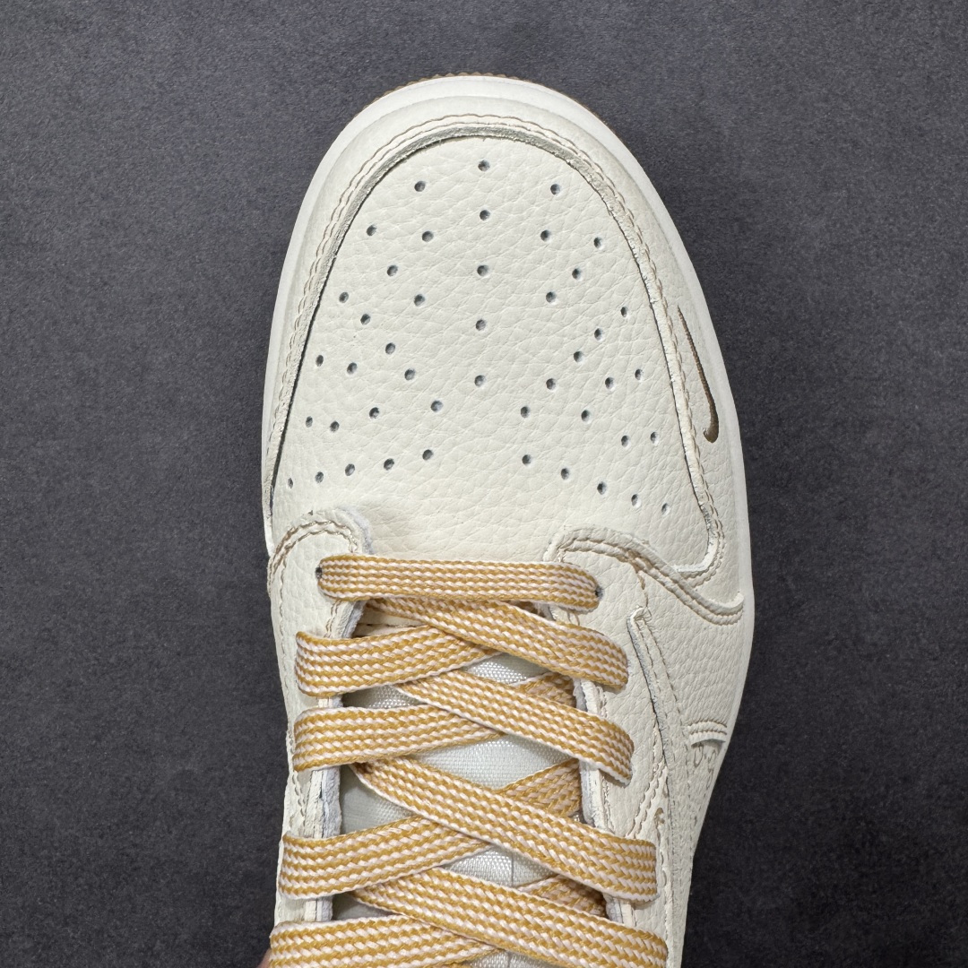 图片[8]-【定制版】Gucci x Travis Scott x Air Jordan 1 Low 古驰古奇 x AJ1 低帮 奶白色倒钩 AJ1 乔丹1代 aj1 乔1 低邦 米白色倒勾联名 乔丹篮球鞋系列 鞋身整体以米白色为底搭配米白色皮革框架覆盖层，标志性的反钩Swoosh Logo采用米白色呈现，内侧则辅以米白色Swoosh Logo点缀，鞋舌等多处TS标志性元素均得以保留；鞋舌上以GG字样呈现，后跟的Jack厂牌标志以及Wings Logoj均采用米白色缝线打造，后跟印有GG字样，彰显联名身份；最后以米白色中底搭配生胶色橡胶外底完善整体设计收尾。 货号：LD2028-066 尺码：36 36.5 37.5 38 38.5 39 40 40.5 41 42 42.5 43 44 44.5 45 编码：HXSB330340-选品中心