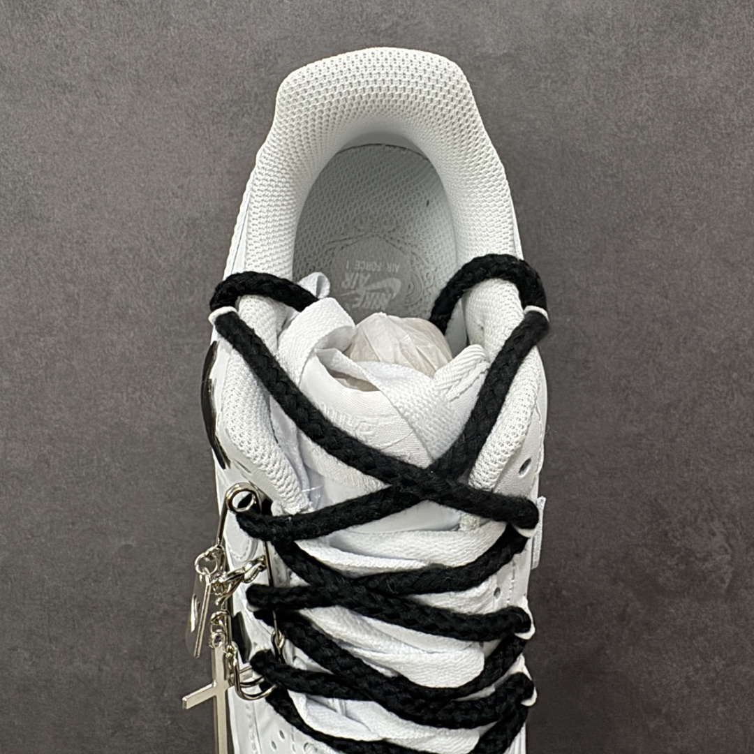 图片[7]-【定制版】“十字星芒”订制空军一号板鞋 该定制版球鞋选用原鞋款为Nike Air Force 1\’07空军一号，鞋身大面积点缀黑色克罗心风格十字花元素，黑白撞色形成强烈视觉冲击，成为最亮眼的设计标识。替换成黑色粗鞋带，搭配金属十字挂饰等配饰，打破了纯白空军一号的简约感，强化了定制的独特性。 货号：CW2288-111 尺码： 36 36.5 37.5 38 38.5 39 40 40.5 41 42 42.5 43 44 44.5 45 编码：HXSA310320-选品中心