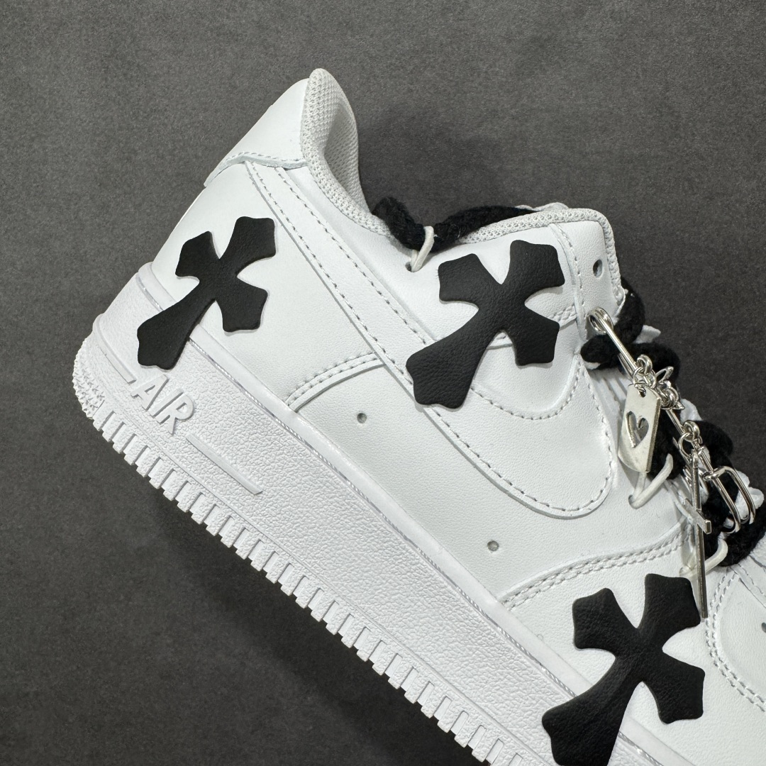 图片[6]-【定制版】“十字星芒”订制空军一号板鞋 该定制版球鞋选用原鞋款为Nike Air Force 1\’07空军一号，鞋身大面积点缀黑色克罗心风格十字花元素，黑白撞色形成强烈视觉冲击，成为最亮眼的设计标识。替换成黑色粗鞋带，搭配金属十字挂饰等配饰，打破了纯白空军一号的简约感，强化了定制的独特性。 货号：CW2288-111 尺码： 36 36.5 37.5 38 38.5 39 40 40.5 41 42 42.5 43 44 44.5 45 编码：HXSA310320-选品中心