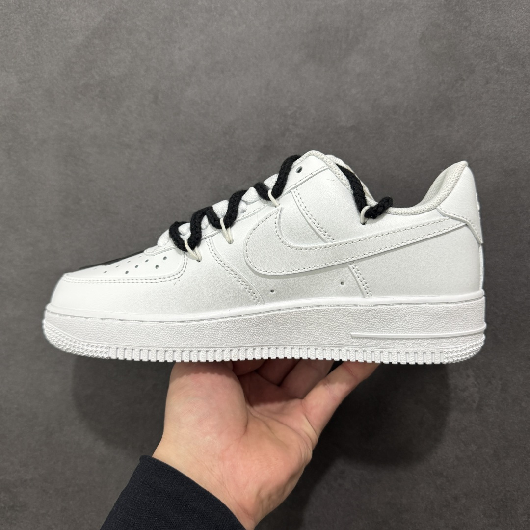 图片[2]-【定制版】“十字星芒”订制空军一号板鞋 该定制版球鞋选用原鞋款为Nike Air Force 1\’07空军一号，鞋身大面积点缀黑色克罗心风格十字花元素，黑白撞色形成强烈视觉冲击，成为最亮眼的设计标识。替换成黑色粗鞋带，搭配金属十字挂饰等配饰，打破了纯白空军一号的简约感，强化了定制的独特性。 货号：CW2288-111 尺码： 36 36.5 37.5 38 38.5 39 40 40.5 41 42 42.5 43 44 44.5 45 编码：HXSA310320-选品中心