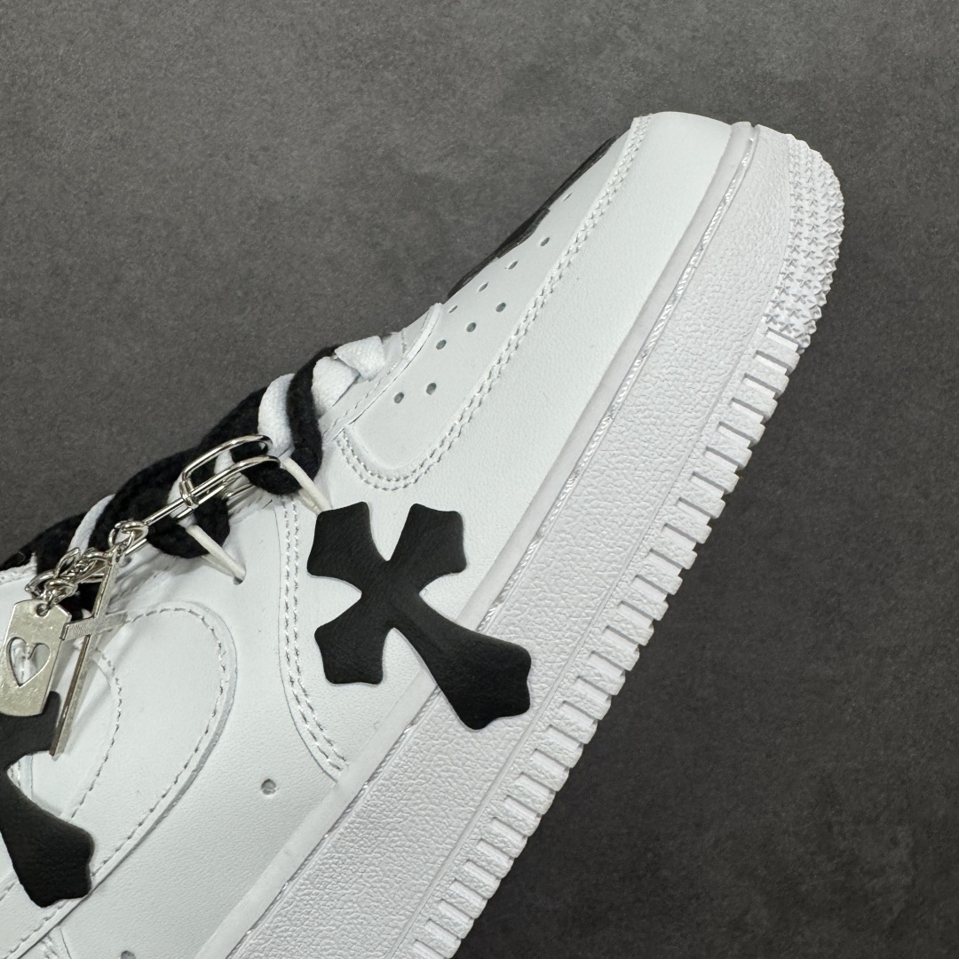 图片[5]-【定制版】“十字星芒”订制空军一号板鞋 该定制版球鞋选用原鞋款为Nike Air Force 1\’07空军一号，鞋身大面积点缀黑色克罗心风格十字花元素，黑白撞色形成强烈视觉冲击，成为最亮眼的设计标识。替换成黑色粗鞋带，搭配金属十字挂饰等配饰，打破了纯白空军一号的简约感，强化了定制的独特性。 货号：CW2288-111 尺码： 36 36.5 37.5 38 38.5 39 40 40.5 41 42 42.5 43 44 44.5 45 编码：HXSA310320-选品中心