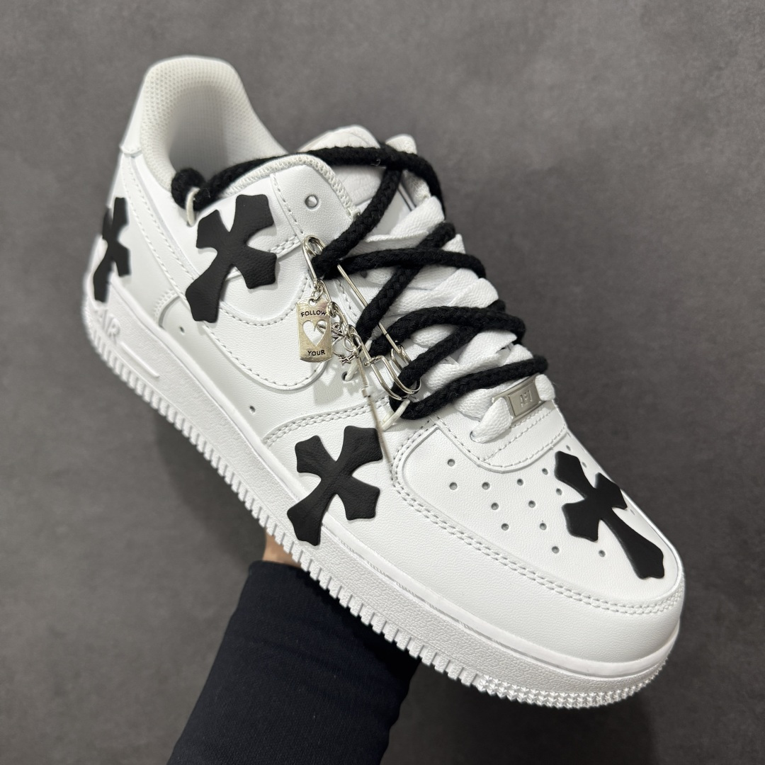 图片[3]-【定制版】“十字星芒”订制空军一号板鞋 该定制版球鞋选用原鞋款为Nike Air Force 1\’07空军一号，鞋身大面积点缀黑色克罗心风格十字花元素，黑白撞色形成强烈视觉冲击，成为最亮眼的设计标识。替换成黑色粗鞋带，搭配金属十字挂饰等配饰，打破了纯白空军一号的简约感，强化了定制的独特性。 货号：CW2288-111 尺码： 36 36.5 37.5 38 38.5 39 40 40.5 41 42 42.5 43 44 44.5 45 编码：HXSA310320-选品中心