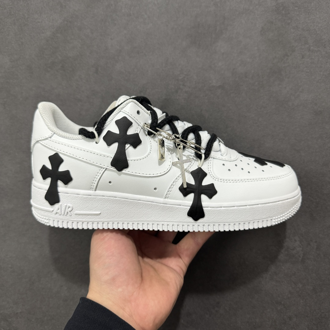 【定制版】“十字星芒”订制空军一号板鞋 该定制版球鞋选用原鞋款为Nike Air Force 1\'07空军一号，鞋身大面积点缀黑色克罗心风格十字花元素，黑白撞色形成强烈视觉冲击，成为最亮眼的设计标识。替换成黑色粗鞋带，搭配金属十字挂饰等配饰，打破了纯白空军一号的简约感，强化了定制的独特性。 货号：CW2288-111 尺码： 36 36.5 37.5 38 38.5 39 40 40.5 41 42 42.5 43 44 44.5 45 编码：HXSA310320-选品中心