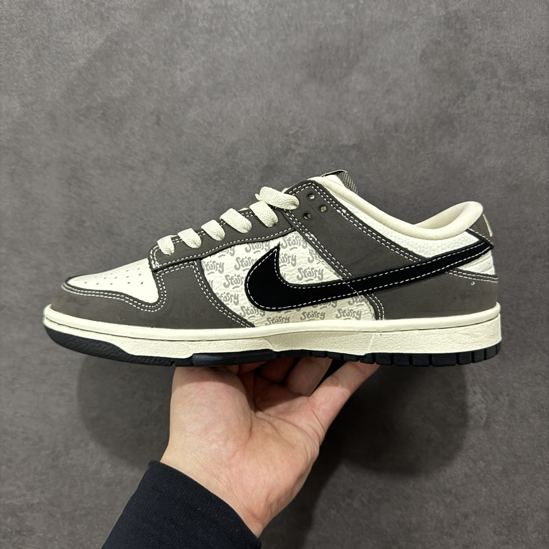 图片[2]-【定制版】Nike SB Dunk Low \”斯图西联名“——白灰” 高端定制 低帮休闲板鞋 定制鞋盒 高级夜光效果，Ortholite鞋垫透气防臭 大厂纯原品质出货 超高清洁度 皮料切割干净无任何毛边 细节完美 23 货号：YF9511-914 尺码：36 36.5 37.5 38 38.5 39 40 40.5 41 42 42.5 43 44 44.5 45 编码：HXSB330340-选品中心