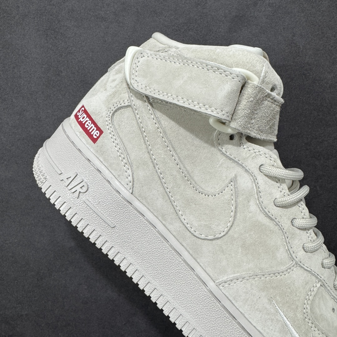 图片[6]-【定制版】街头典藏款文案（质感叙事风）浅灰麂皮的温柔暴击，是Supreme与Nike Air Force 1 Mid的联名浪漫！DV0788-001 鞋款以细腻翻毛皮革重塑经典中帮鞋型，鞋侧红标、挂饰徽章的品牌标识撞出街头辨识度，魔术贴绑带可自由调节的设计，让搭配多了几分玩趣。Air气垫加持的经典大底，踩出云端般的脚感，把美式复古的慵懒与潮酷揉进每一步，这双“非Dunk却胜Dunk”的联名款，是街头玩家鞋柜里的收藏级狠货！ 尺码：36-45带半码 编码：GLB320330-选品中心