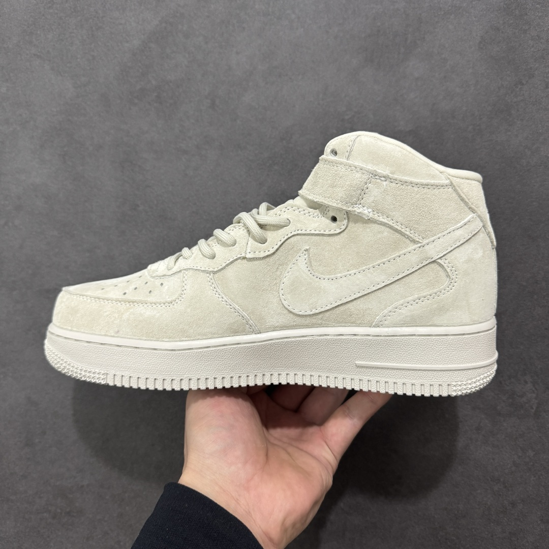 图片[2]-【定制版】街头典藏款文案（质感叙事风）浅灰麂皮的温柔暴击，是Supreme与Nike Air Force 1 Mid的联名浪漫！DV0788-001 鞋款以细腻翻毛皮革重塑经典中帮鞋型，鞋侧红标、挂饰徽章的品牌标识撞出街头辨识度，魔术贴绑带可自由调节的设计，让搭配多了几分玩趣。Air气垫加持的经典大底，踩出云端般的脚感，把美式复古的慵懒与潮酷揉进每一步，这双“非Dunk却胜Dunk”的联名款，是街头玩家鞋柜里的收藏级狠货！ 尺码：36-45带半码 编码：GLB320330-选品中心