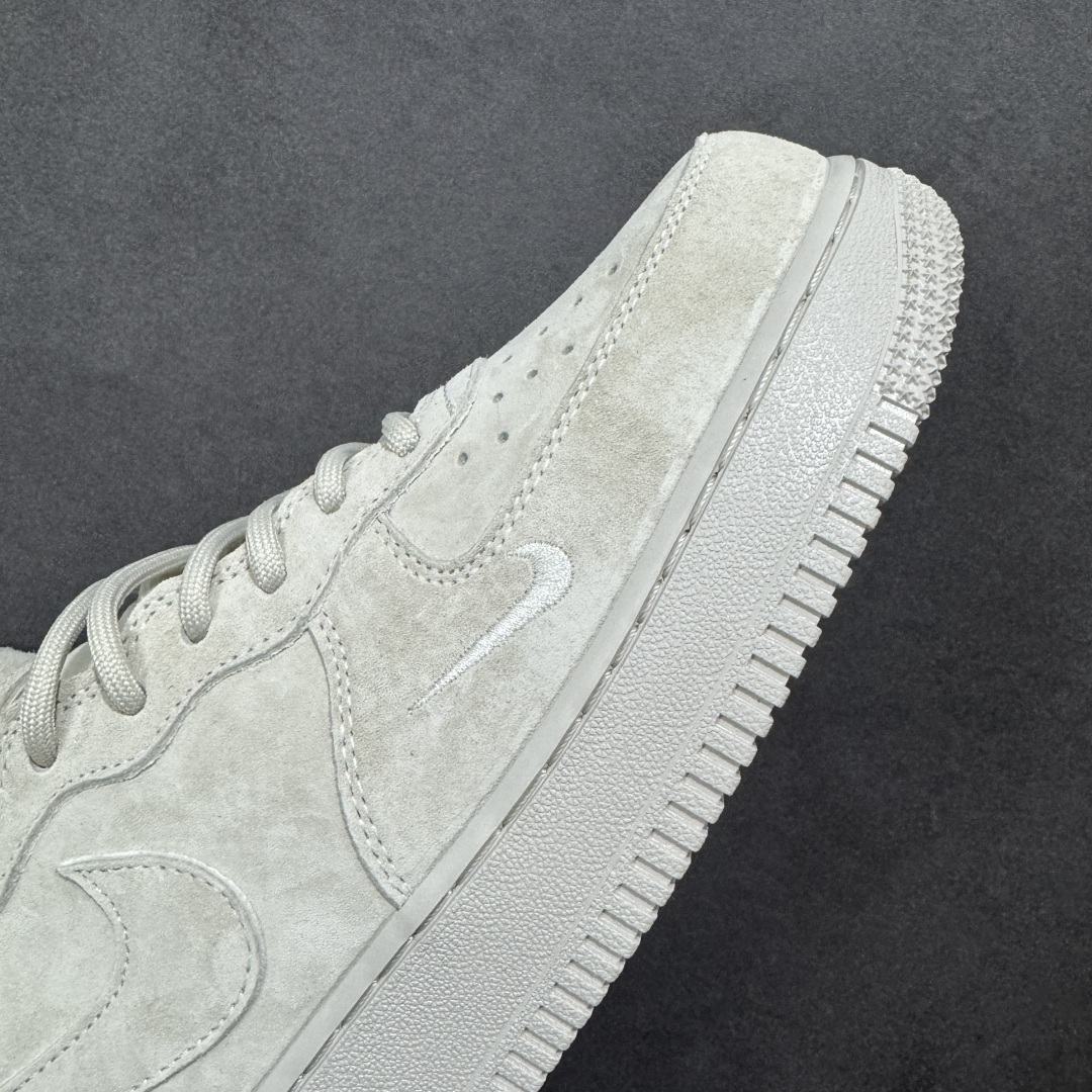 图片[5]-【定制版】街头典藏款文案（质感叙事风）浅灰麂皮的温柔暴击，是Supreme与Nike Air Force 1 Mid的联名浪漫！DV0788-001 鞋款以细腻翻毛皮革重塑经典中帮鞋型，鞋侧红标、挂饰徽章的品牌标识撞出街头辨识度，魔术贴绑带可自由调节的设计，让搭配多了几分玩趣。Air气垫加持的经典大底，踩出云端般的脚感，把美式复古的慵懒与潮酷揉进每一步，这双“非Dunk却胜Dunk”的联名款，是街头玩家鞋柜里的收藏级狠货！ 尺码：36-45带半码 编码：GLB320330-选品中心