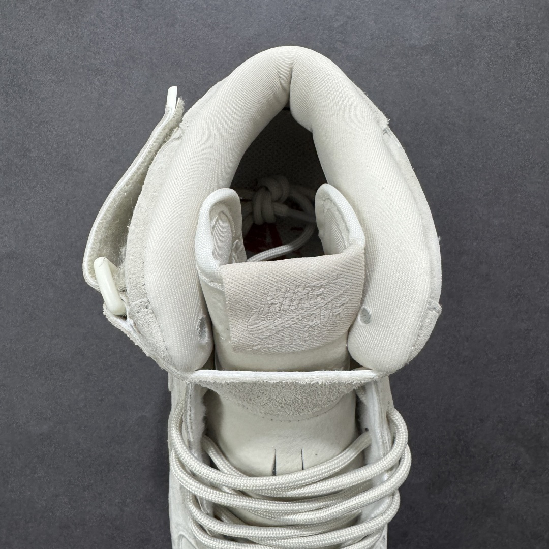 图片[7]-【定制版】街头典藏款文案（质感叙事风）浅灰麂皮的温柔暴击，是Supreme与Nike Air Force 1 Mid的联名浪漫！DV0788-001 鞋款以细腻翻毛皮革重塑经典中帮鞋型，鞋侧红标、挂饰徽章的品牌标识撞出街头辨识度，魔术贴绑带可自由调节的设计，让搭配多了几分玩趣。Air气垫加持的经典大底，踩出云端般的脚感，把美式复古的慵懒与潮酷揉进每一步，这双“非Dunk却胜Dunk”的联名款，是街头玩家鞋柜里的收藏级狠货！ 尺码：36-45带半码 编码：GLB320330-选品中心