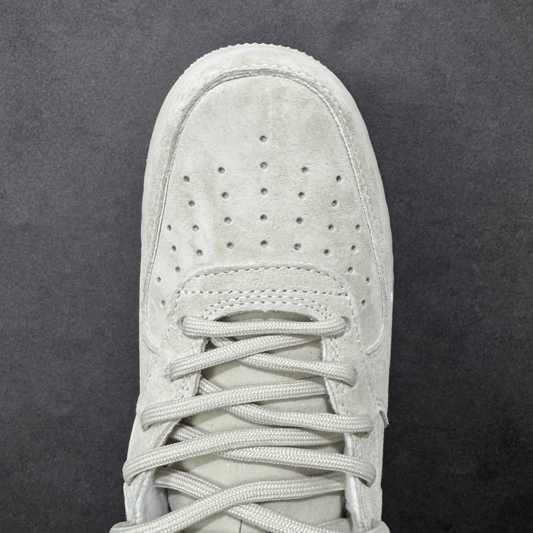 图片[8]-【定制版】街头典藏款文案（质感叙事风）浅灰麂皮的温柔暴击，是Supreme与Nike Air Force 1 Mid的联名浪漫！DV0788-001 鞋款以细腻翻毛皮革重塑经典中帮鞋型，鞋侧红标、挂饰徽章的品牌标识撞出街头辨识度，魔术贴绑带可自由调节的设计，让搭配多了几分玩趣。Air气垫加持的经典大底，踩出云端般的脚感，把美式复古的慵懒与潮酷揉进每一步，这双“非Dunk却胜Dunk”的联名款，是街头玩家鞋柜里的收藏级狠货！ 尺码：36-45带半码 编码：GLB320330-选品中心