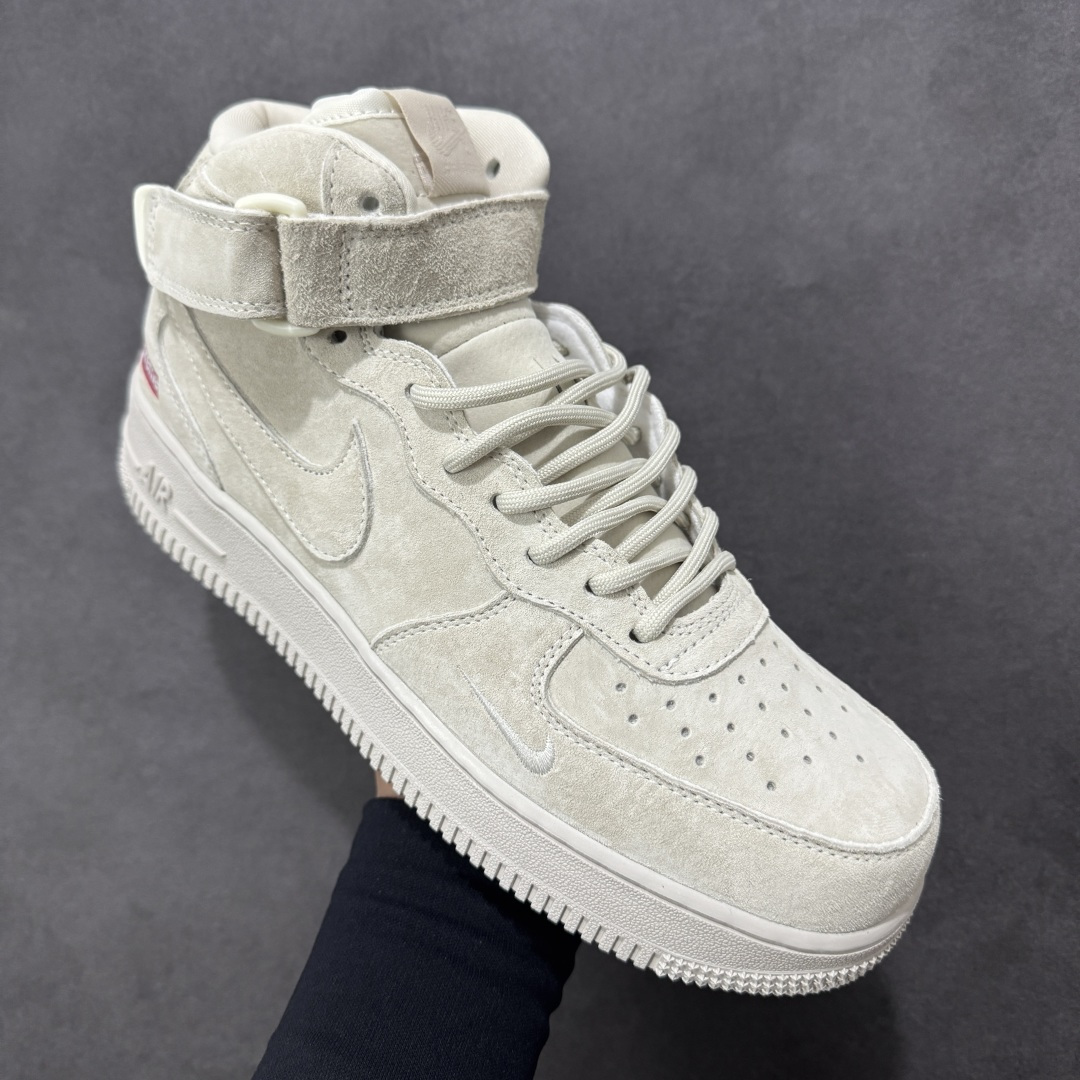 图片[3]-【定制版】街头典藏款文案（质感叙事风）浅灰麂皮的温柔暴击，是Supreme与Nike Air Force 1 Mid的联名浪漫！DV0788-001 鞋款以细腻翻毛皮革重塑经典中帮鞋型，鞋侧红标、挂饰徽章的品牌标识撞出街头辨识度，魔术贴绑带可自由调节的设计，让搭配多了几分玩趣。Air气垫加持的经典大底，踩出云端般的脚感，把美式复古的慵懒与潮酷揉进每一步，这双“非Dunk却胜Dunk”的联名款，是街头玩家鞋柜里的收藏级狠货！ 尺码：36-45带半码 编码：GLB320330-选品中心