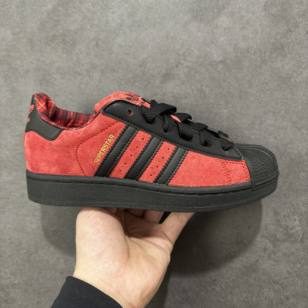 【GX版本】adidas originals Superstar 2 百搭舒适薄底 防滑耐磨 低帮 板鞋 女款 白银 尺码：35-45带半码 货号：JQ3224 Superstar系列以贝壳头设计著称，这一标志性元素使其在众多鞋款中脱颖而出。贝壳头不仅具有防撞和保护脚尖的作用，还成为了时尚界的经典符号。作为阿迪达斯经典系列的一部分，Superstar鞋侧常常饰有三叶草标志，彰显品牌身份与品质保证。鞋面采用优质皮革，质感高级且耐磨耐穿。柔软橡胶底则提供了良好的缓震效果和抓地力。Superstar板鞋以其舒适的穿着体验而著称。柔软橡胶底和合理的内部空间设计，使得长时间穿着也不会感到疲劳。简约复古的鞋型搭配贝壳头设计，使得Superstar成为一款百搭鞋款。无论是搭配牛仔裤、休闲裤还是裙子，都能轻松驾驭各种风格。采用优质材质和精湛工艺打造，Superstar板鞋具有出色的耐用性和耐磨性，能够陪伴消费者度过漫长的时光。自诞生以来，Superstar逐渐成为街头潮流文化的代表之一。众多潮人、明星和设计师都钟爱这款鞋款，纷纷将其纳入自己的穿搭中。-选品中心