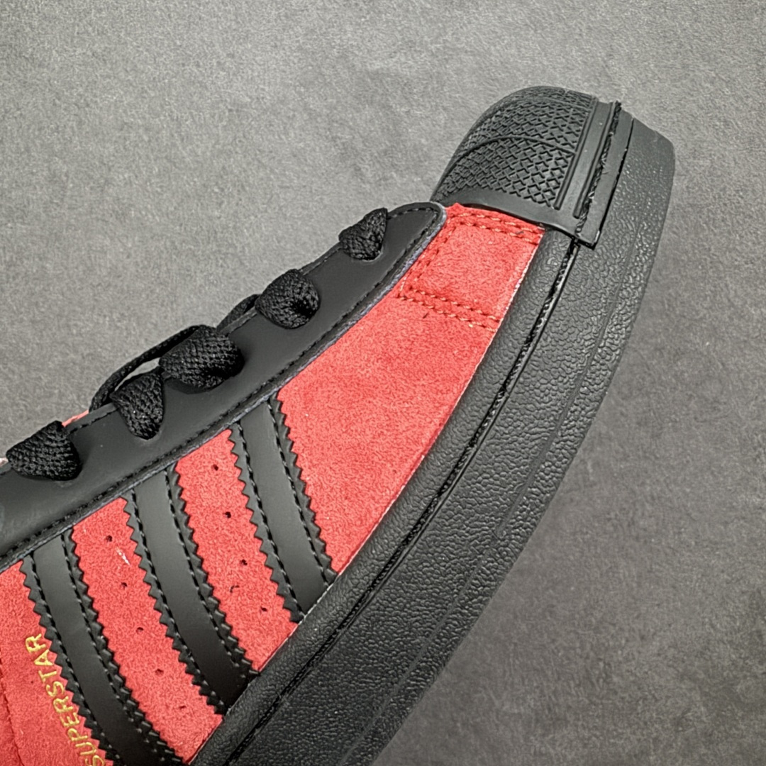 图片[5]-【GX版本】adidas originals Superstar 2 百搭舒适薄底 防滑耐磨 低帮 板鞋 女款 白银 尺码：35-45带半码 货号：JQ3224 Superstar系列以贝壳头设计著称，这一标志性元素使其在众多鞋款中脱颖而出。贝壳头不仅具有防撞和保护脚尖的作用，还成为了时尚界的经典符号。作为阿迪达斯经典系列的一部分，Superstar鞋侧常常饰有三叶草标志，彰显品牌身份与品质保证。鞋面采用优质皮革，质感高级且耐磨耐穿。柔软橡胶底则提供了良好的缓震效果和抓地力。Superstar板鞋以其舒适的穿着体验而著称。柔软橡胶底和合理的内部空间设计，使得长时间穿着也不会感到疲劳。简约复古的鞋型搭配贝壳头设计，使得Superstar成为一款百搭鞋款。无论是搭配牛仔裤、休闲裤还是裙子，都能轻松驾驭各种风格。采用优质材质和精湛工艺打造，Superstar板鞋具有出色的耐用性和耐磨性，能够陪伴消费者度过漫长的时光。自诞生以来，Superstar逐渐成为街头潮流文化的代表之一。众多潮人、明星和设计师都钟爱这款鞋款，纷纷将其纳入自己的穿搭中。-选品中心