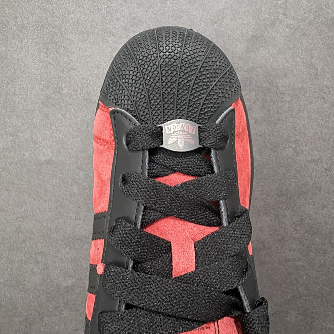 图片[8]-【GX版本】adidas originals Superstar 2 百搭舒适薄底 防滑耐磨 低帮 板鞋 女款 白银 尺码：35-45带半码 货号：JQ3224 Superstar系列以贝壳头设计著称，这一标志性元素使其在众多鞋款中脱颖而出。贝壳头不仅具有防撞和保护脚尖的作用，还成为了时尚界的经典符号。作为阿迪达斯经典系列的一部分，Superstar鞋侧常常饰有三叶草标志，彰显品牌身份与品质保证。鞋面采用优质皮革，质感高级且耐磨耐穿。柔软橡胶底则提供了良好的缓震效果和抓地力。Superstar板鞋以其舒适的穿着体验而著称。柔软橡胶底和合理的内部空间设计，使得长时间穿着也不会感到疲劳。简约复古的鞋型搭配贝壳头设计，使得Superstar成为一款百搭鞋款。无论是搭配牛仔裤、休闲裤还是裙子，都能轻松驾驭各种风格。采用优质材质和精湛工艺打造，Superstar板鞋具有出色的耐用性和耐磨性，能够陪伴消费者度过漫长的时光。自诞生以来，Superstar逐渐成为街头潮流文化的代表之一。众多潮人、明星和设计师都钟爱这款鞋款，纷纷将其纳入自己的穿搭中。-选品中心