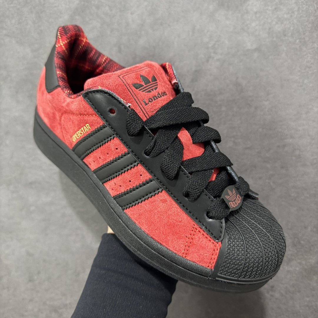 图片[3]-【GX版本】adidas originals Superstar 2 百搭舒适薄底 防滑耐磨 低帮 板鞋 女款 白银 尺码：35-45带半码 货号：JQ3224 Superstar系列以贝壳头设计著称，这一标志性元素使其在众多鞋款中脱颖而出。贝壳头不仅具有防撞和保护脚尖的作用，还成为了时尚界的经典符号。作为阿迪达斯经典系列的一部分，Superstar鞋侧常常饰有三叶草标志，彰显品牌身份与品质保证。鞋面采用优质皮革，质感高级且耐磨耐穿。柔软橡胶底则提供了良好的缓震效果和抓地力。Superstar板鞋以其舒适的穿着体验而著称。柔软橡胶底和合理的内部空间设计，使得长时间穿着也不会感到疲劳。简约复古的鞋型搭配贝壳头设计，使得Superstar成为一款百搭鞋款。无论是搭配牛仔裤、休闲裤还是裙子，都能轻松驾驭各种风格。采用优质材质和精湛工艺打造，Superstar板鞋具有出色的耐用性和耐磨性，能够陪伴消费者度过漫长的时光。自诞生以来，Superstar逐渐成为街头潮流文化的代表之一。众多潮人、明星和设计师都钟爱这款鞋款，纷纷将其纳入自己的穿搭中。-选品中心